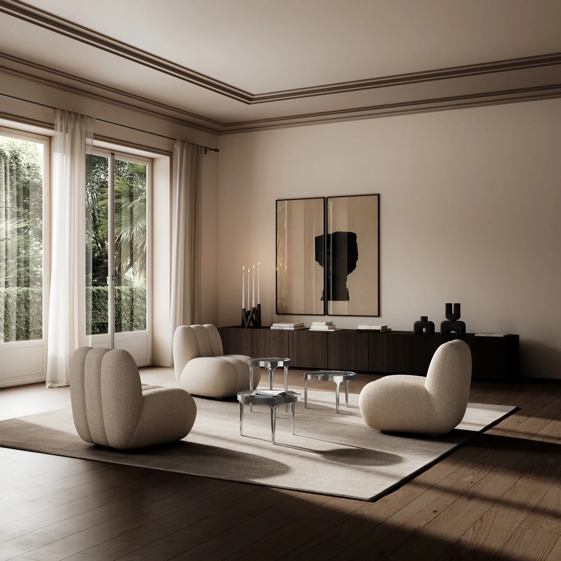 Sala de estar 101 Copenhagen: três poltronas bouclé bege curvas, três mesas de centro metálicas e vasos esculturais pretos.