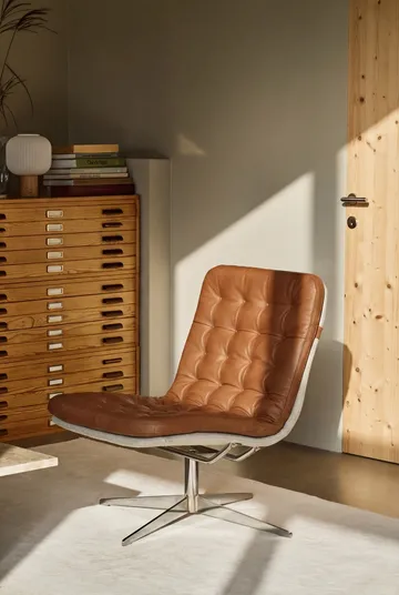 Loholm poltrona com função giratória - Couro conhaque-Bern Beige 0341 - 1898