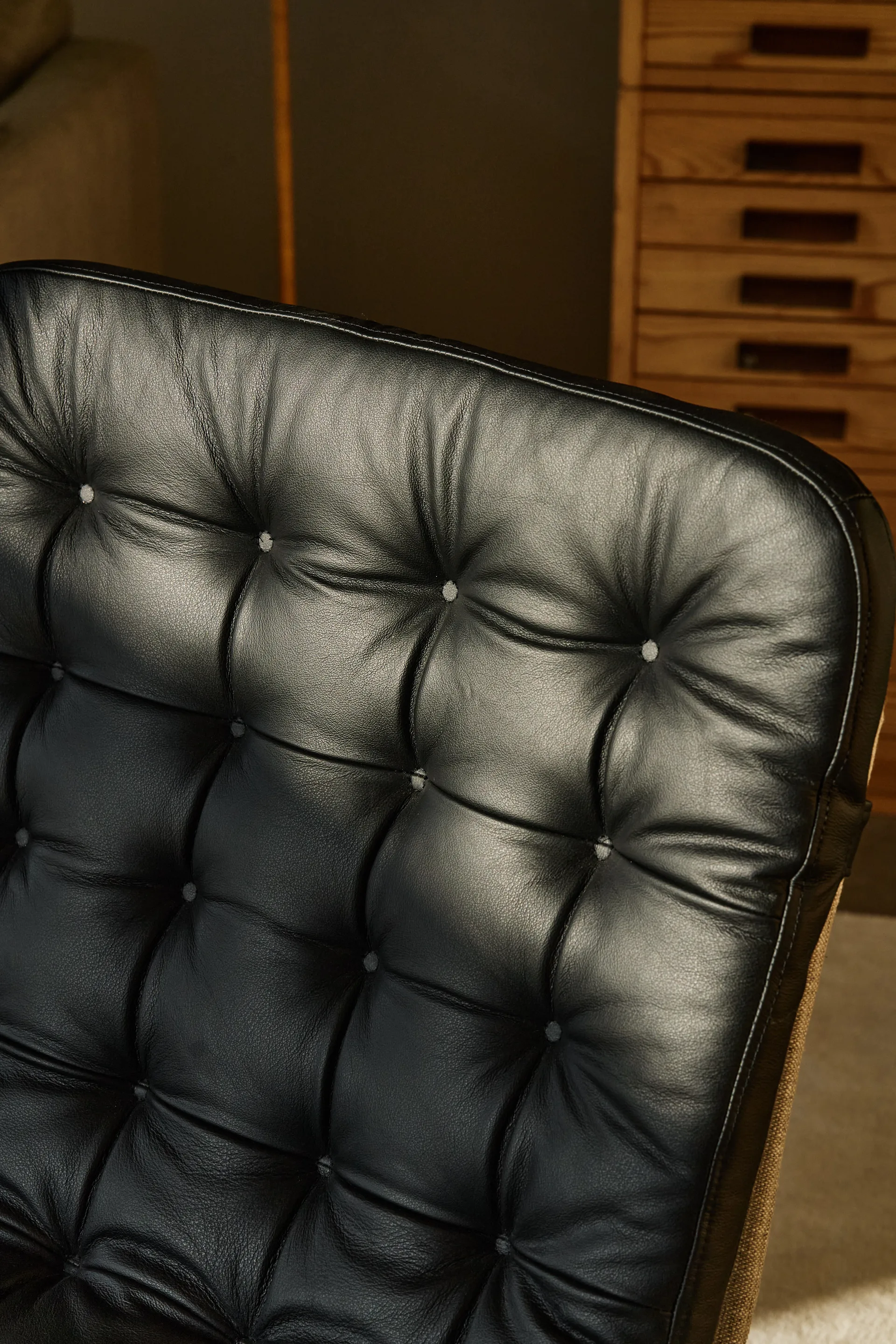 Loholm poltrona com função giratória, Couro preto-Bern Beige 0341 1898