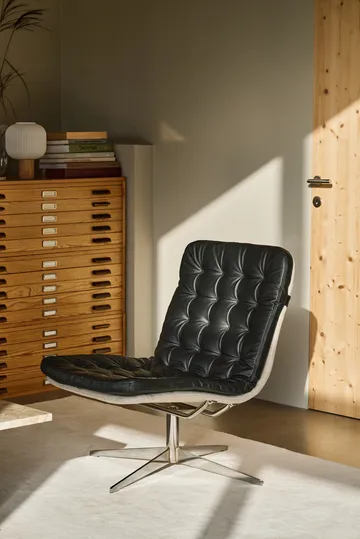 Loholm poltrona com função giratória - Couro preto-Bern Beige 0341 - 1898