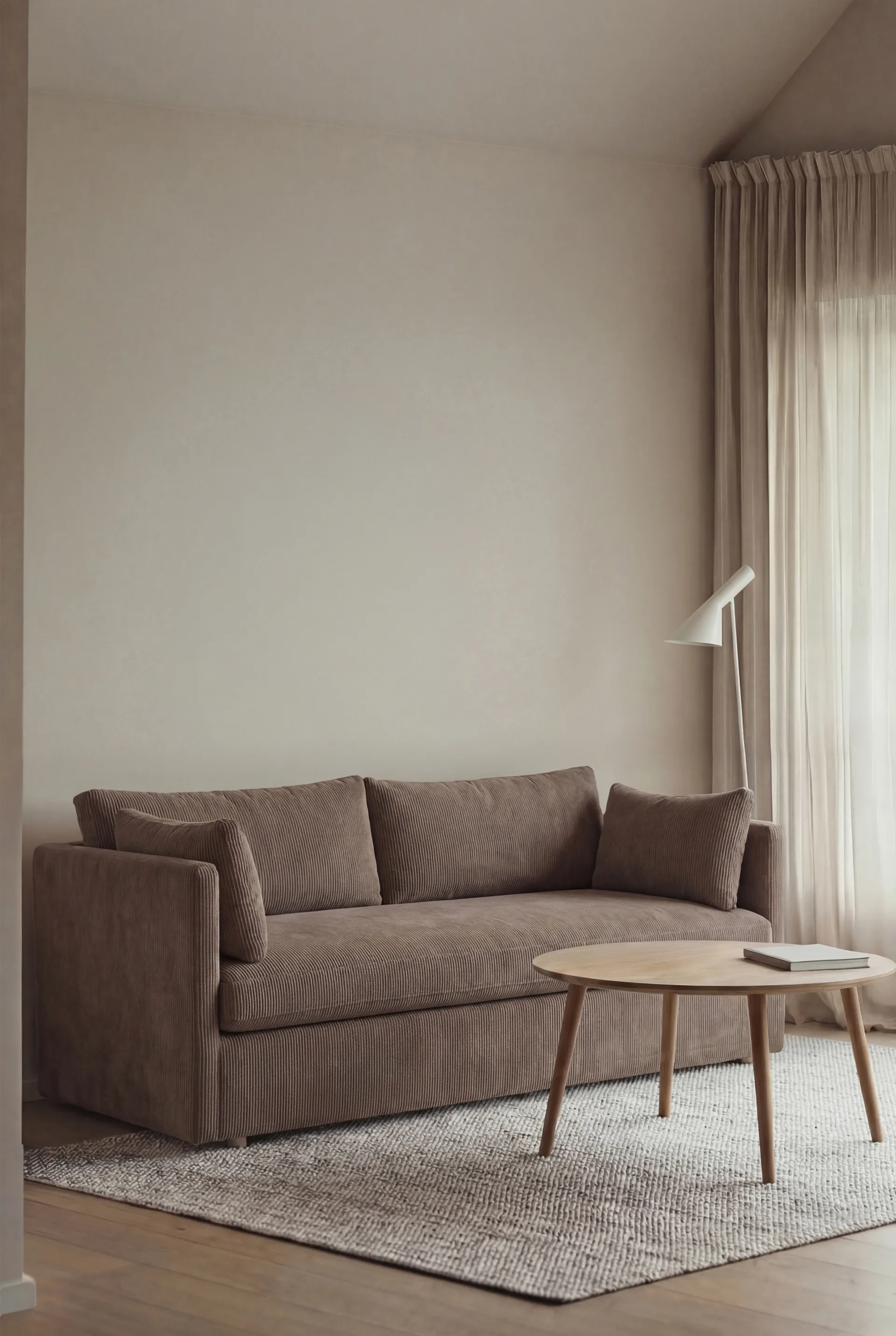 Sofá Linnevik, Jump brown 1955-carvalho branco oleado, 2 lugares, com saia 1898