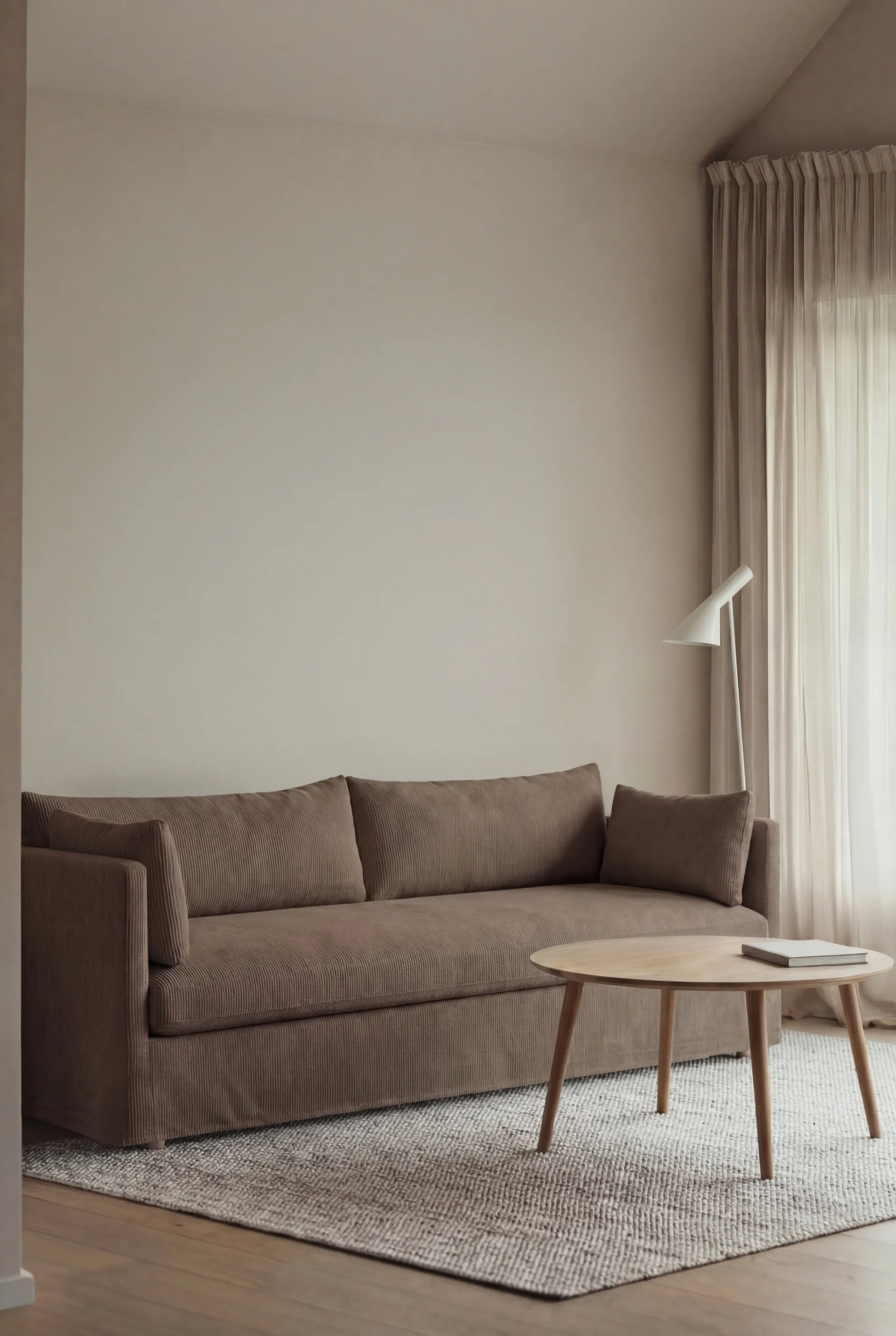 Sofá Linnevik, Jump brown 1955-carvalho branco oleado, 4 lugares, com saia 1898