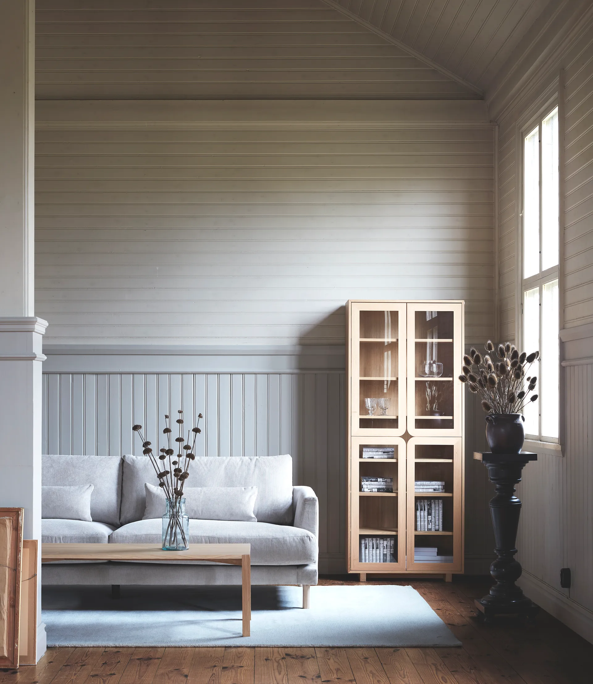 Vitrine alta Vidja, Carvalho pigmentado branco 1898