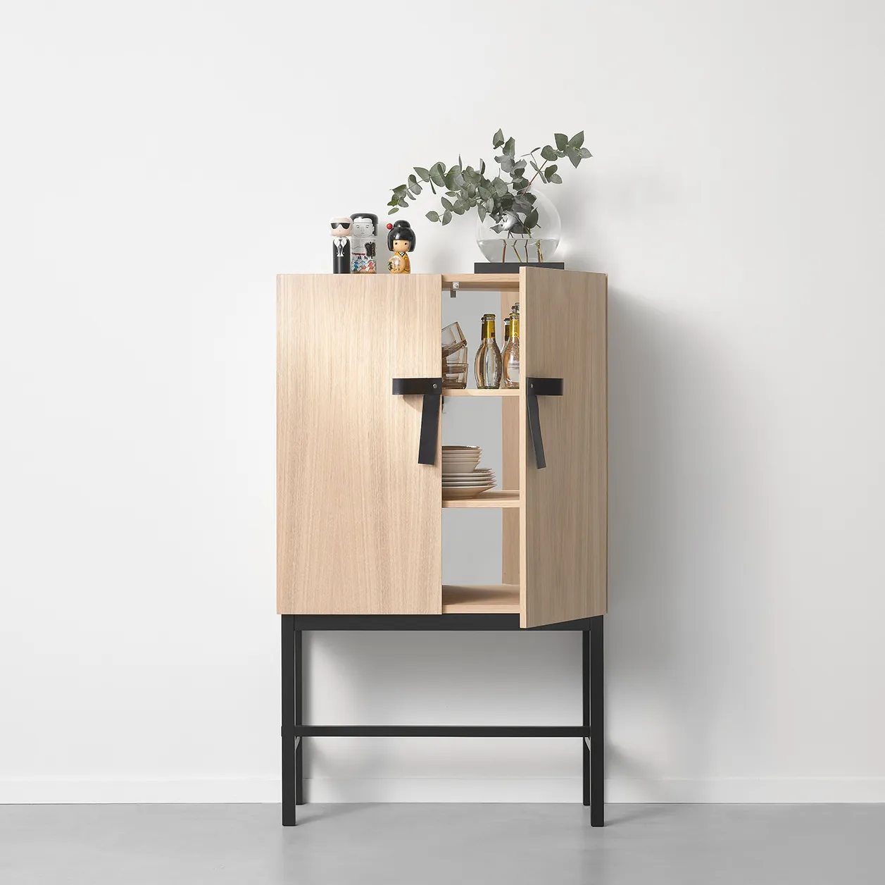 Armário The Bow, White-oiled oak-preto A2