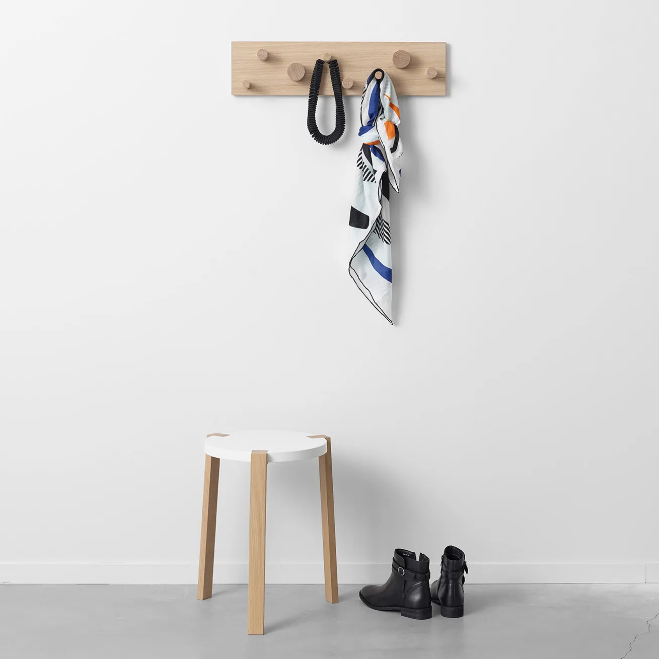 Cabide de casaco Fellow, Branco Verniz carvalho A2