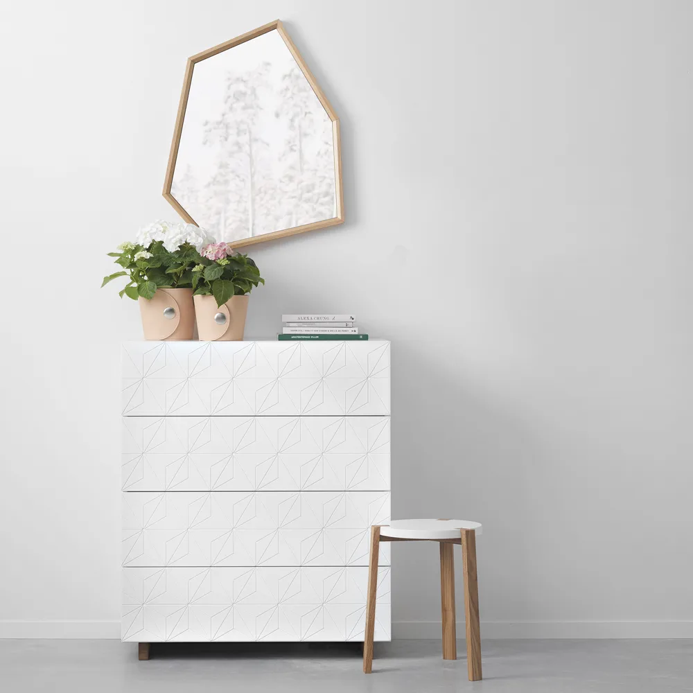 Cómoda Stars, branco, pernas verniz varvalho A2