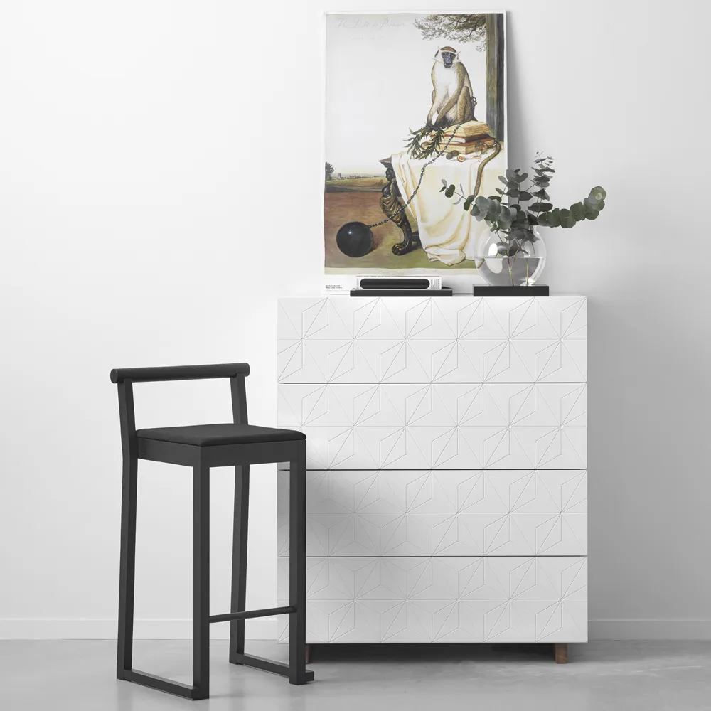 Cómoda Stars, branco, pernas verniz varvalho A2