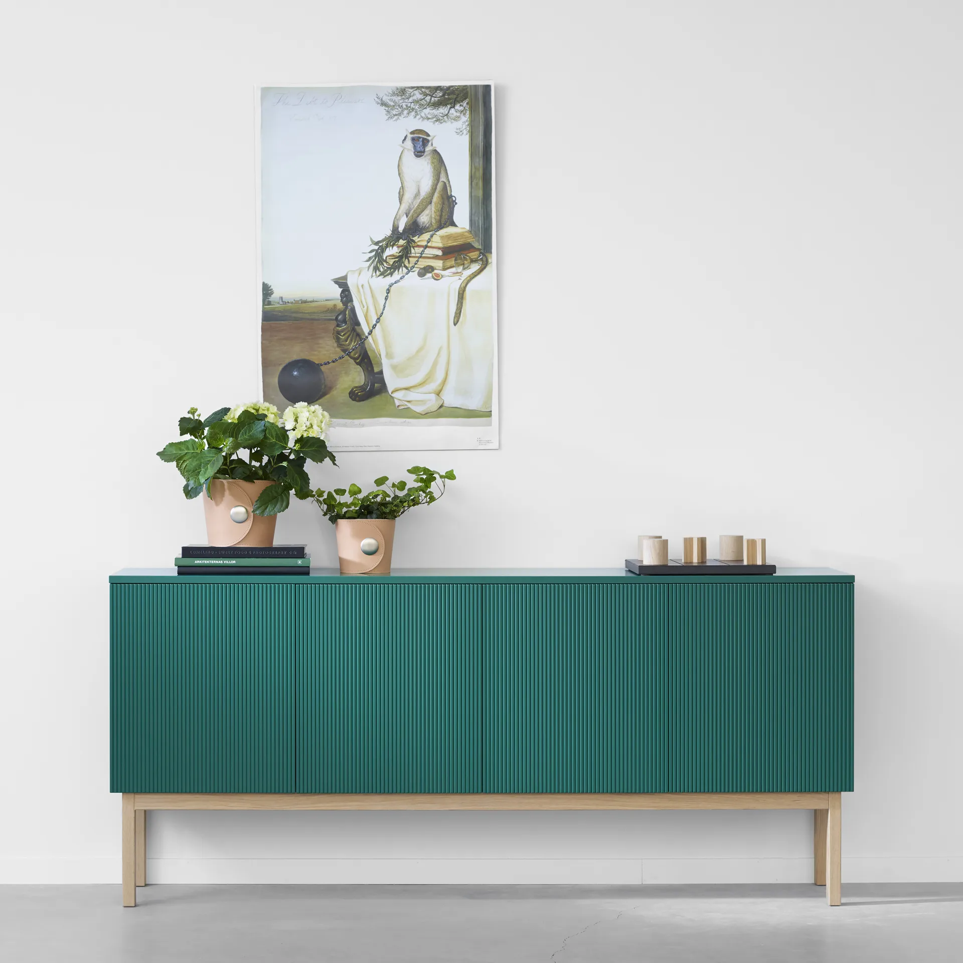 Mesa de apoio Beam, Verniz branco, rodapé branco, tampo mármore carrara  A2