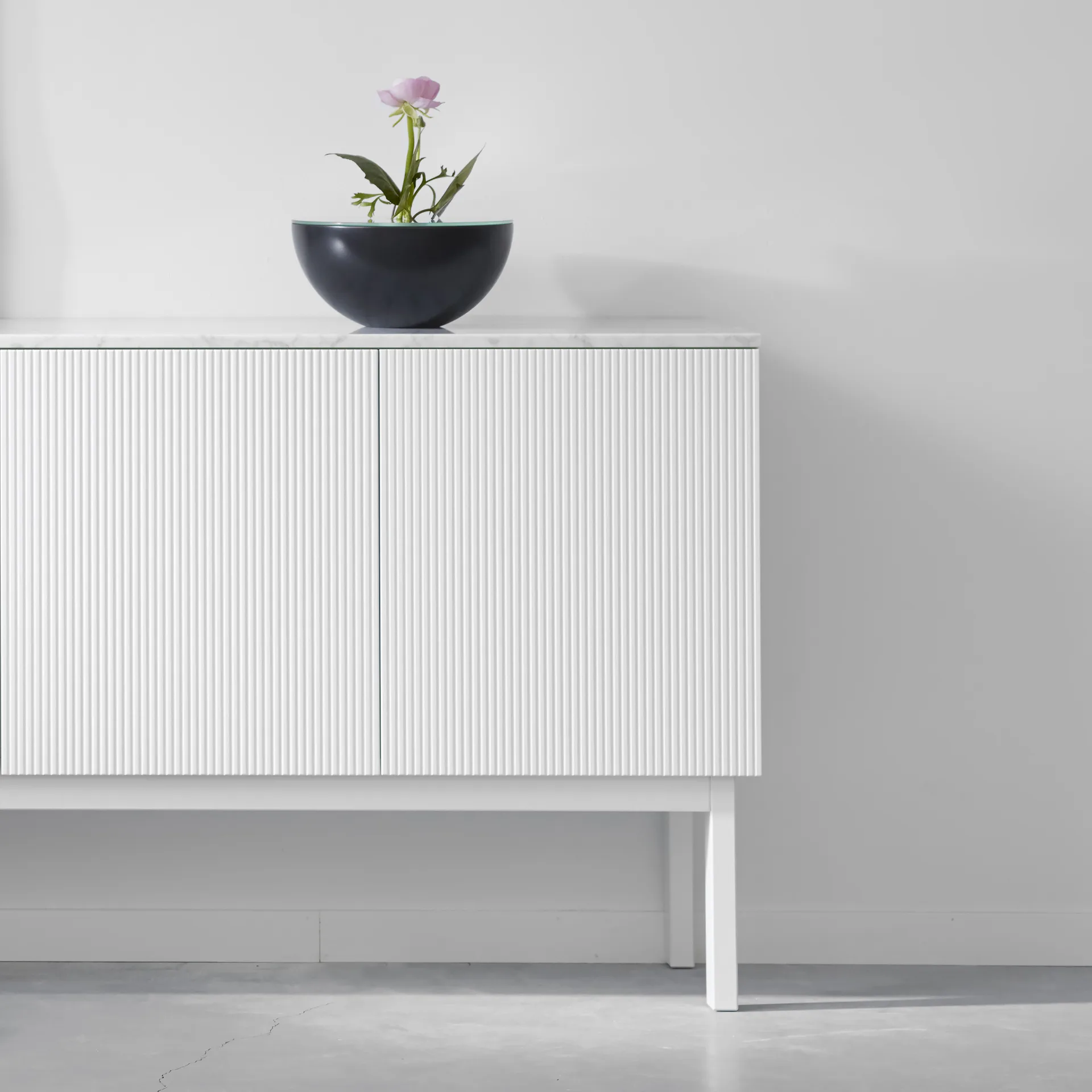 Mesa de apoio Beam, Verniz branco, rodapé branco, tampo mármore carrara  A2