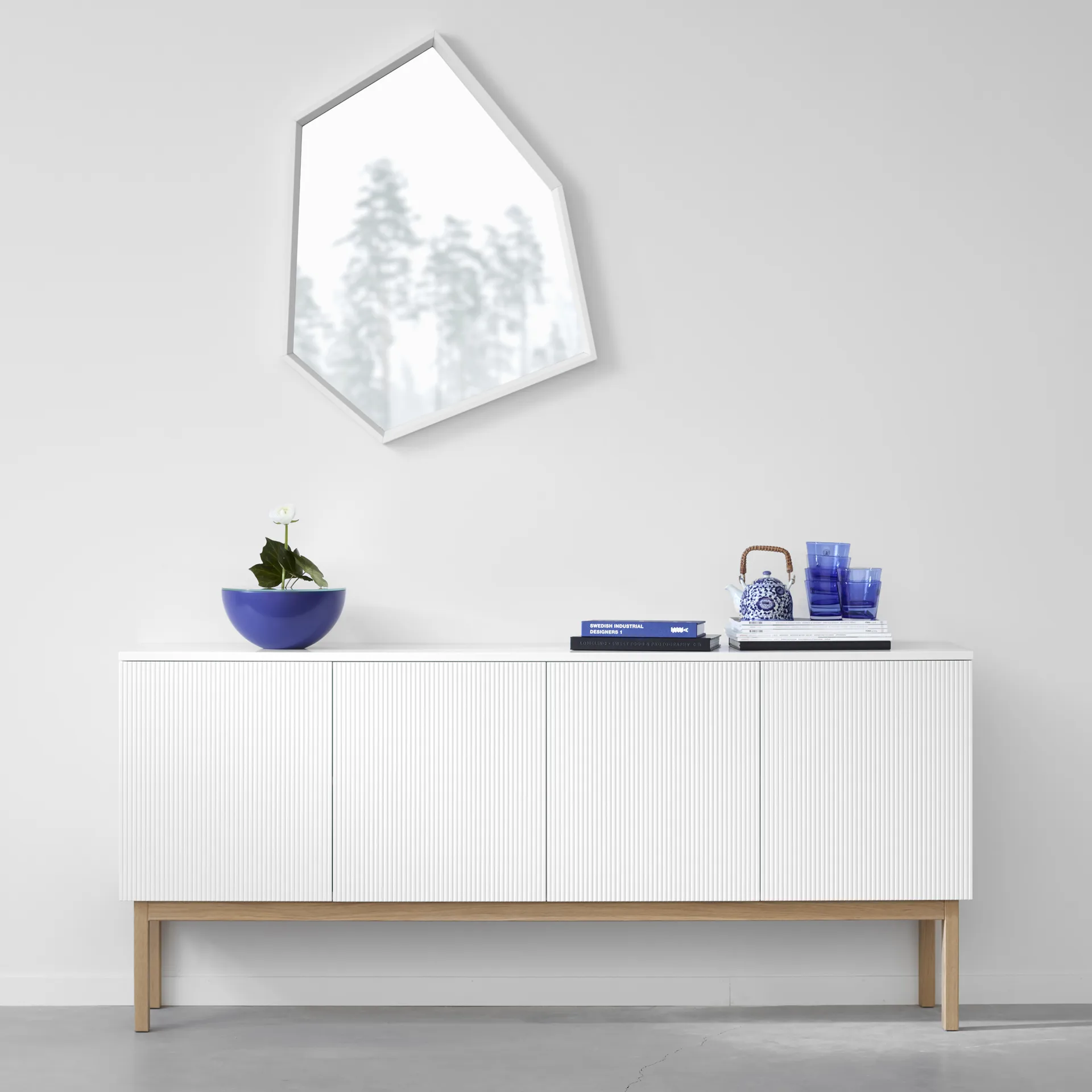 Mesa de apoio Beam, Verniz branco, rodapé branco, tampo mármore carrara  A2