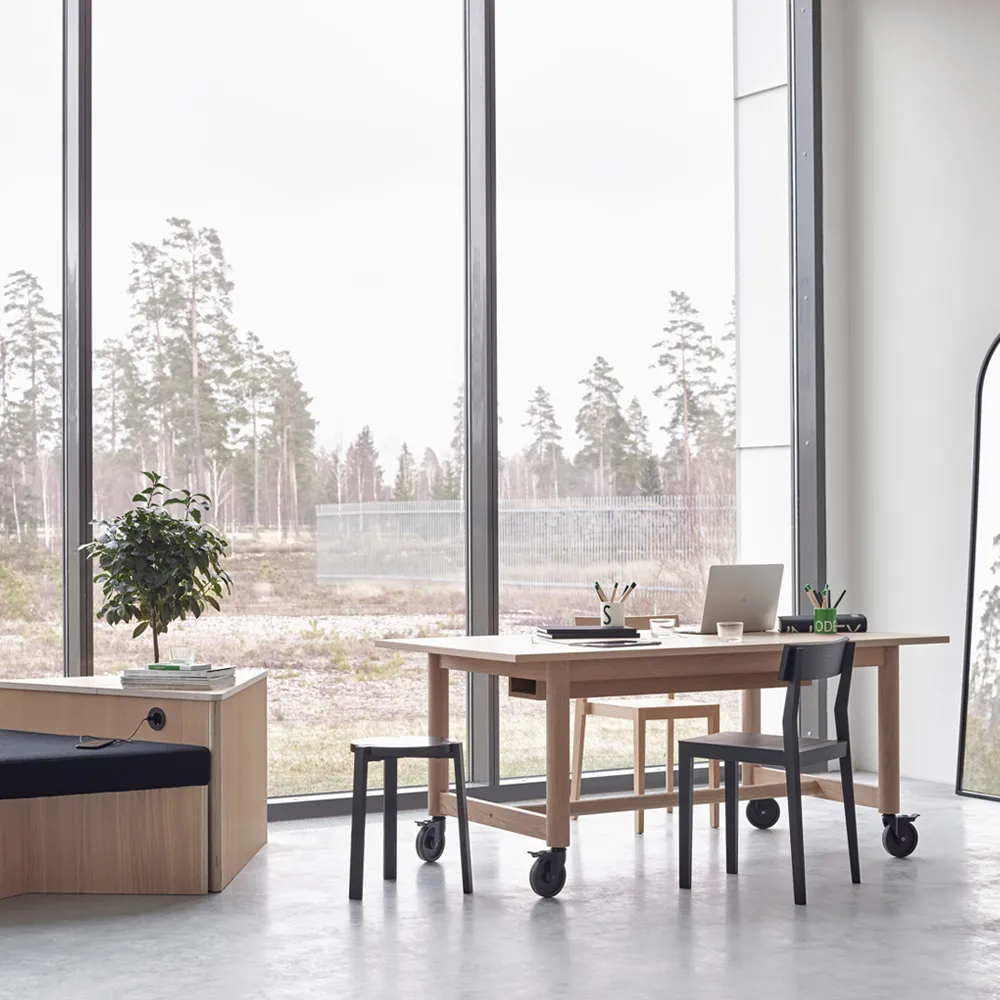 Mesa de escritório Connect, verniz branco carvalho, rodas pretas, H73 A2