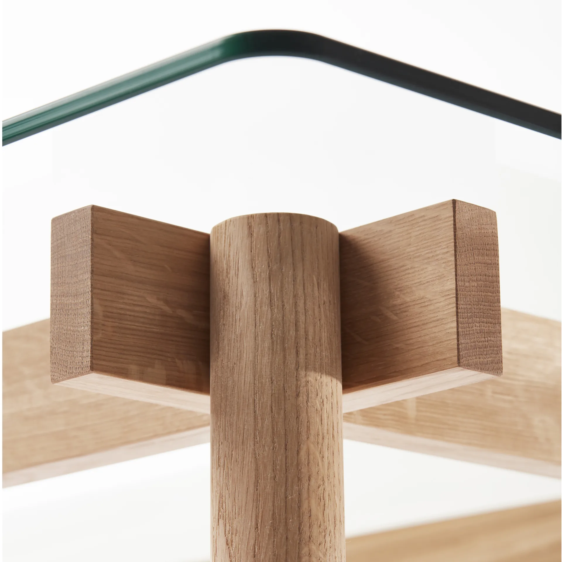 Mesa de jantar Corners, Cravalho verniz, vidro A2