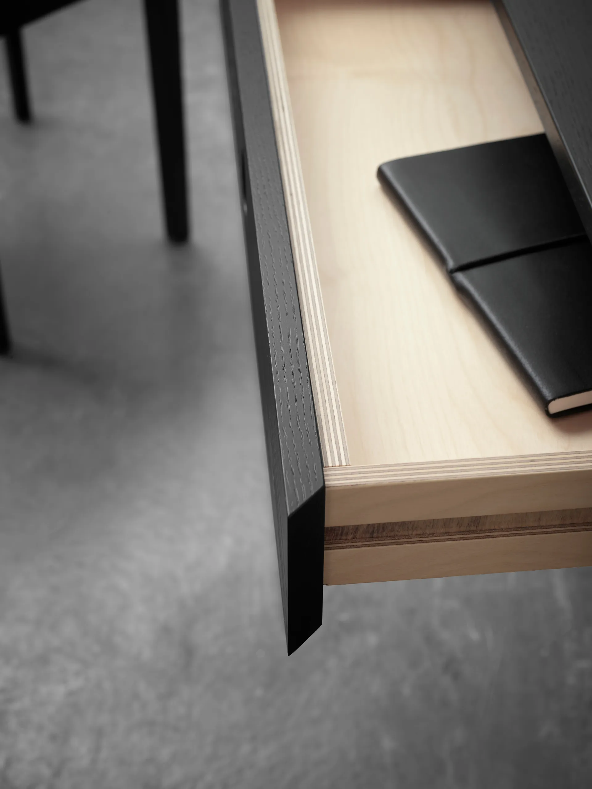 Mind secretária, Carvalho tingido de preto, 118x74x44 cm A2