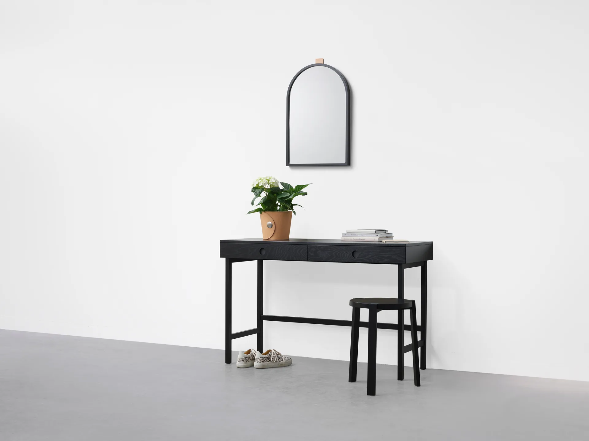 Mind secretária, Carvalho tingido de preto, 118x74x44 cm A2