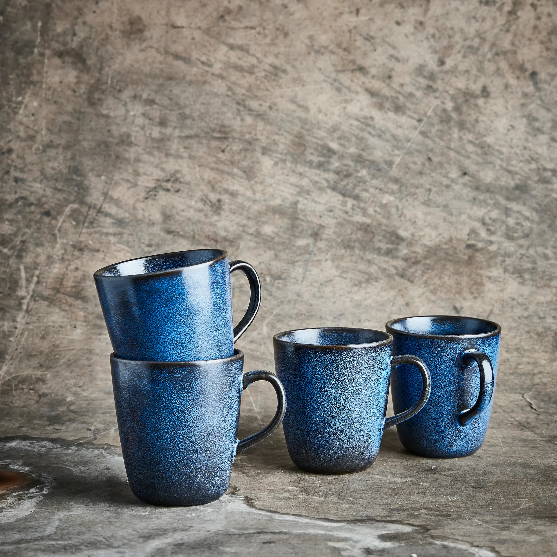 Caneca com asa Raw 35 cl, 4 un., azul meia-noite Aida