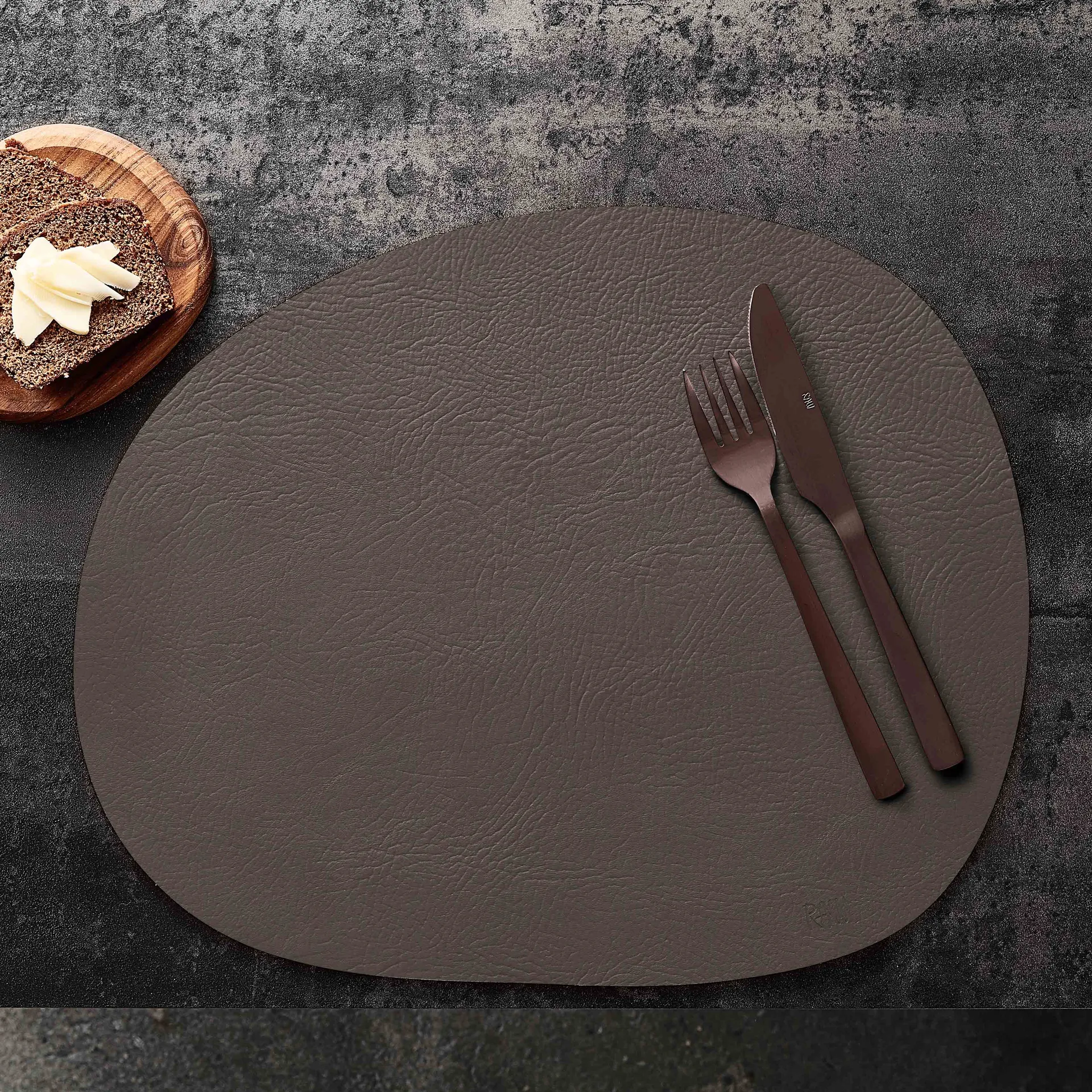 Individual de mesa Raw em couro, Clay buffalo Aida