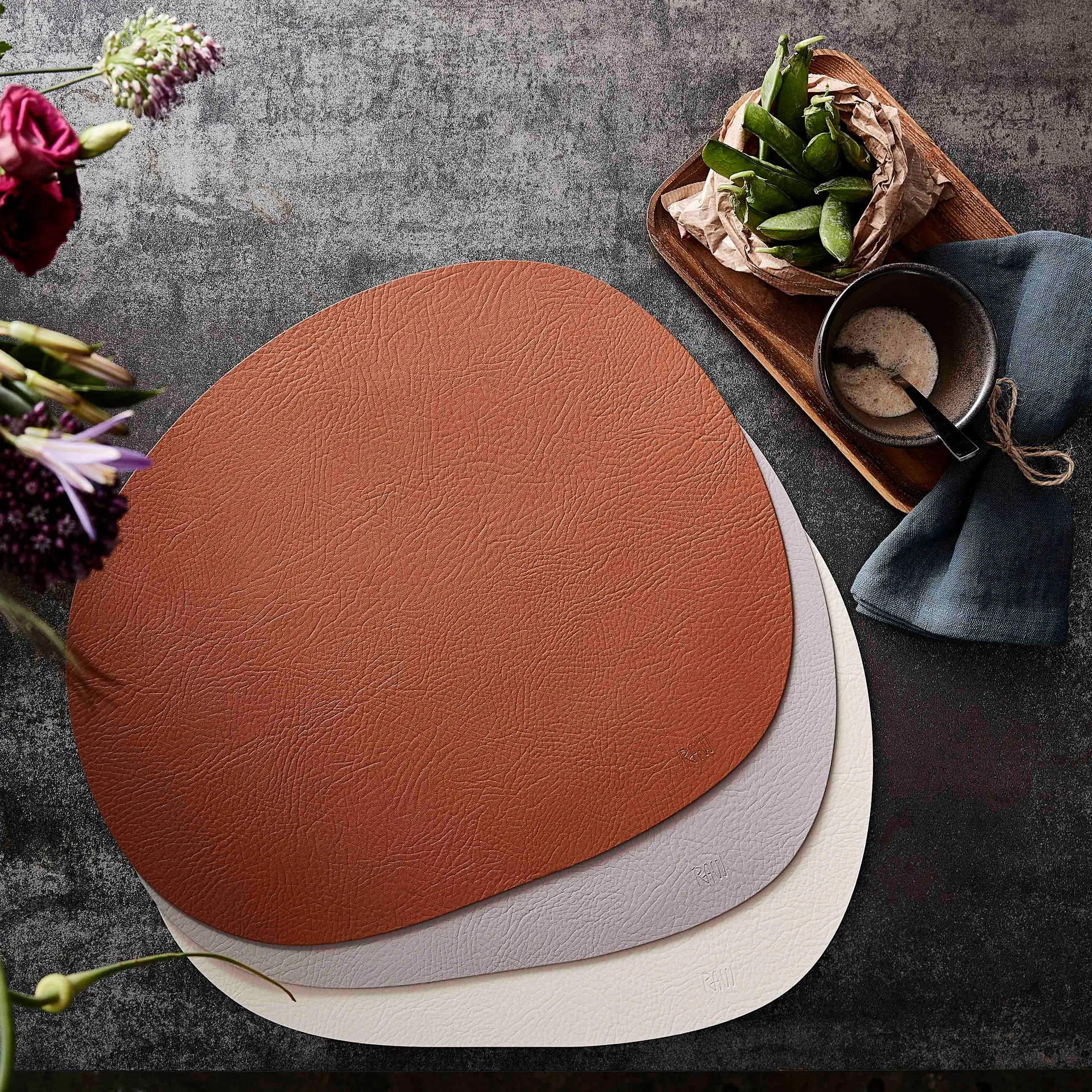 Individual de mesa Raw em couro, Warm nude buffalo  Aida