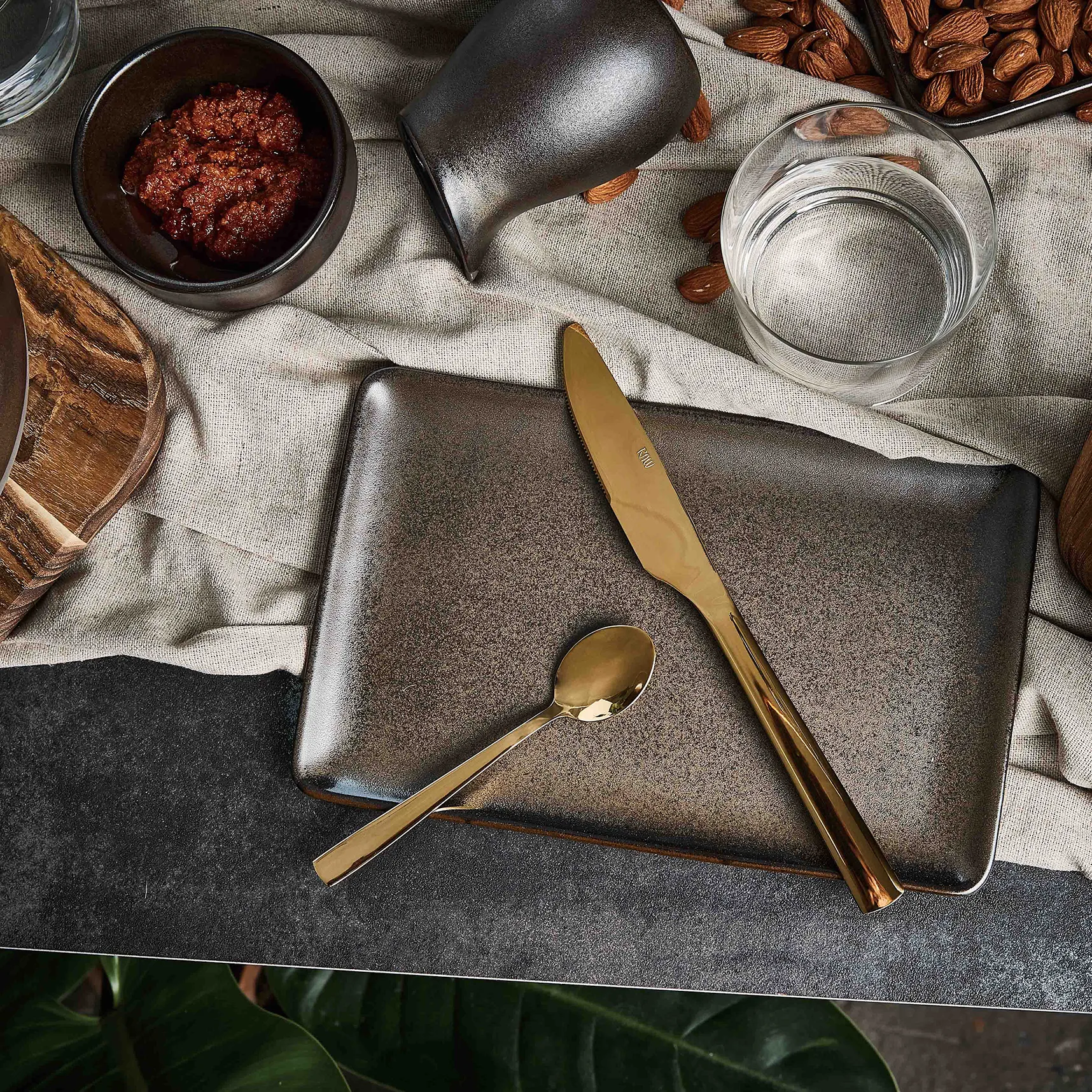 Prato Raw 23,5x15 cm, metallic brown Aida