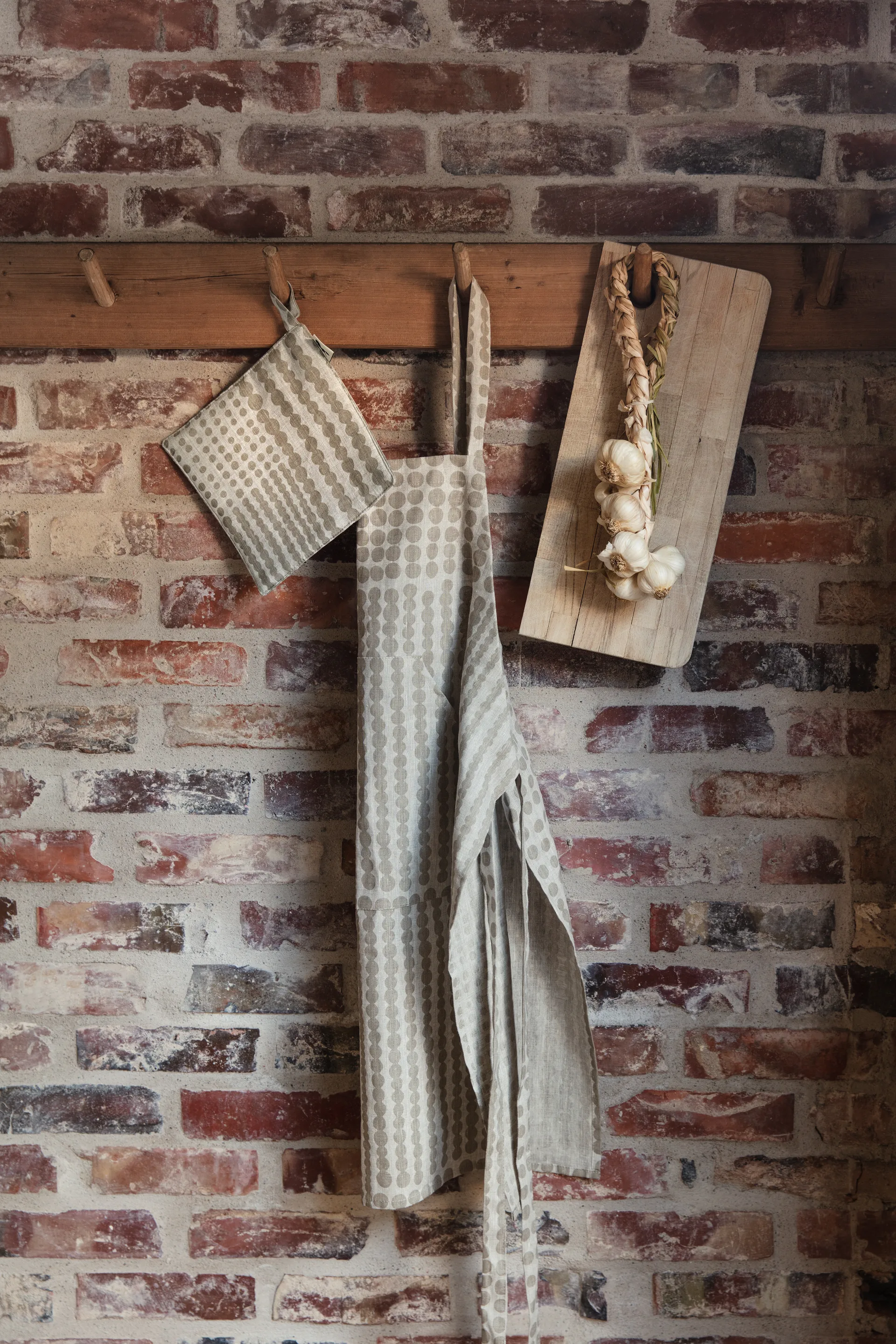 Avental tecido de bolinhas, natural-taupe  Almedahls