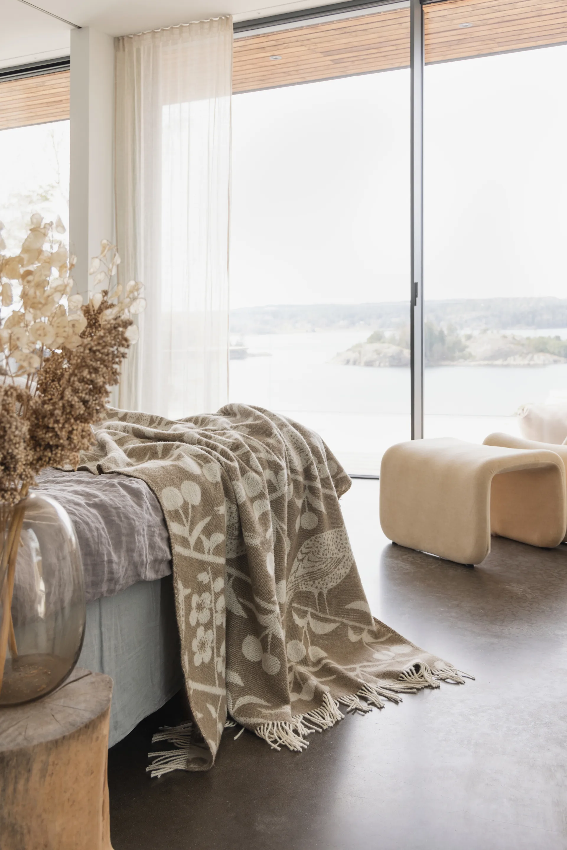 Körsbärsträdgården manta 130x170 cm, Castanho-branco sujo Almedahls