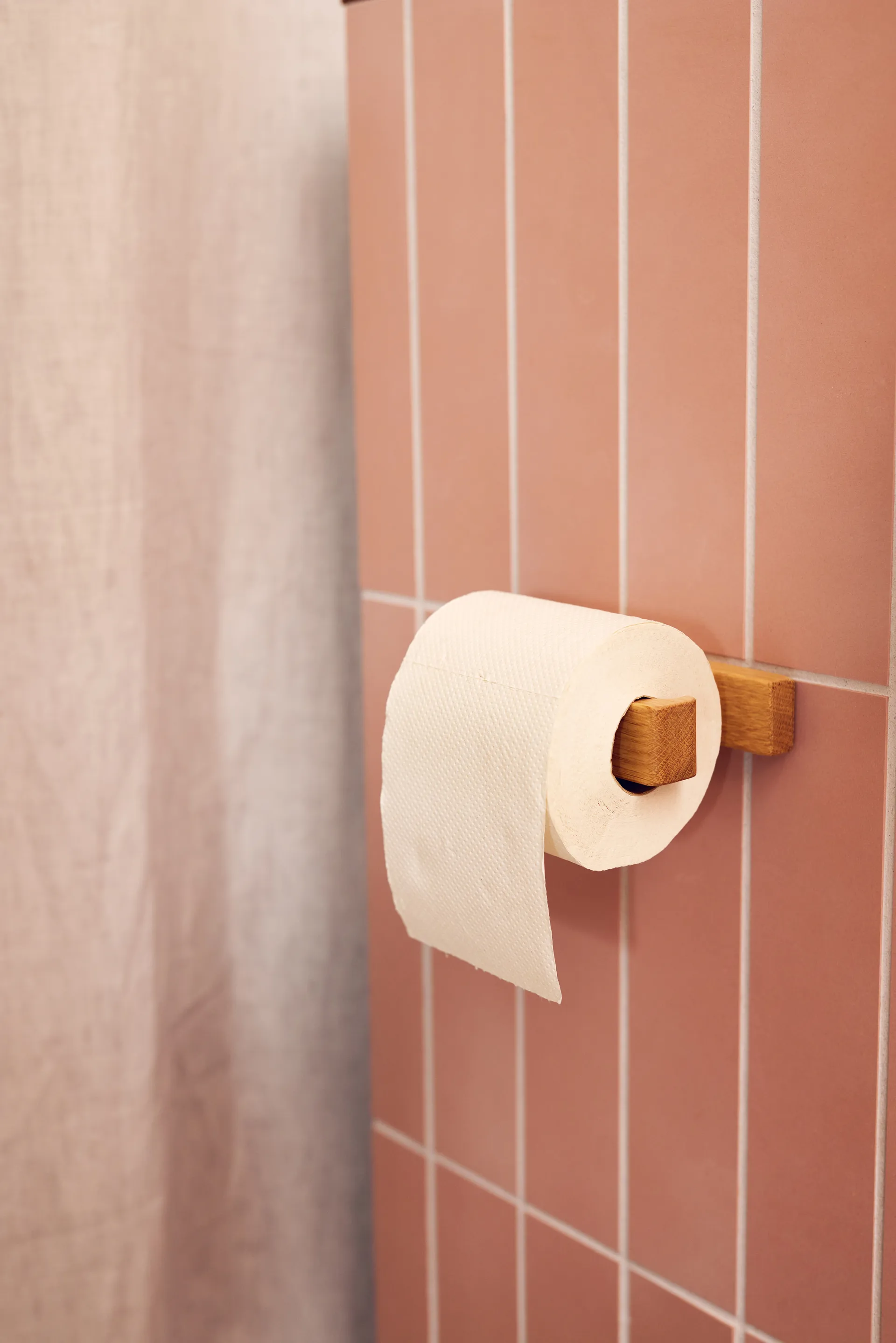 Andersen suporte para papel higiênico, Lacquered oak Andersen Furniture