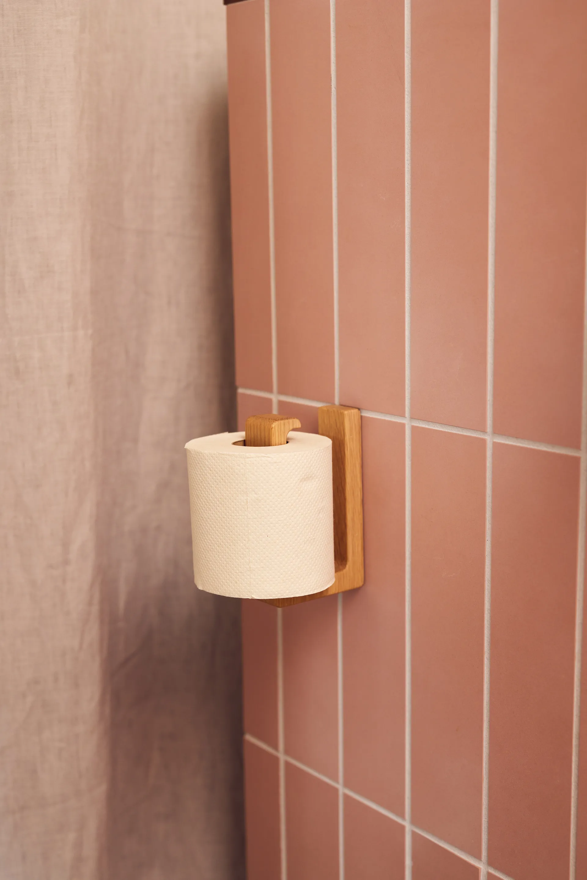 Andersen suporte para papel higiênico, Lacquered oak Andersen Furniture