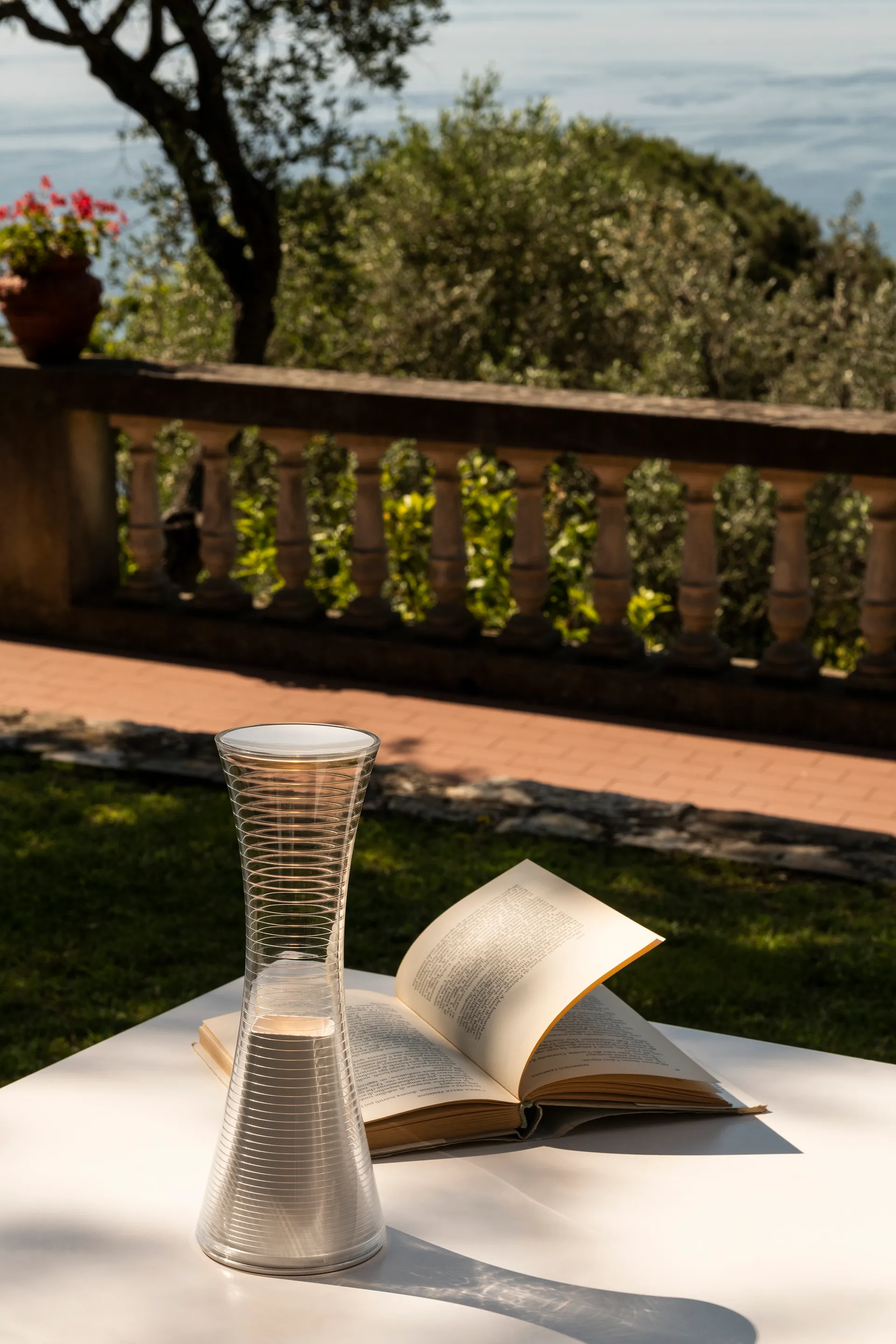 Candeeiro de mesa portátil ome Together 26,5 cm, Branco Artemide