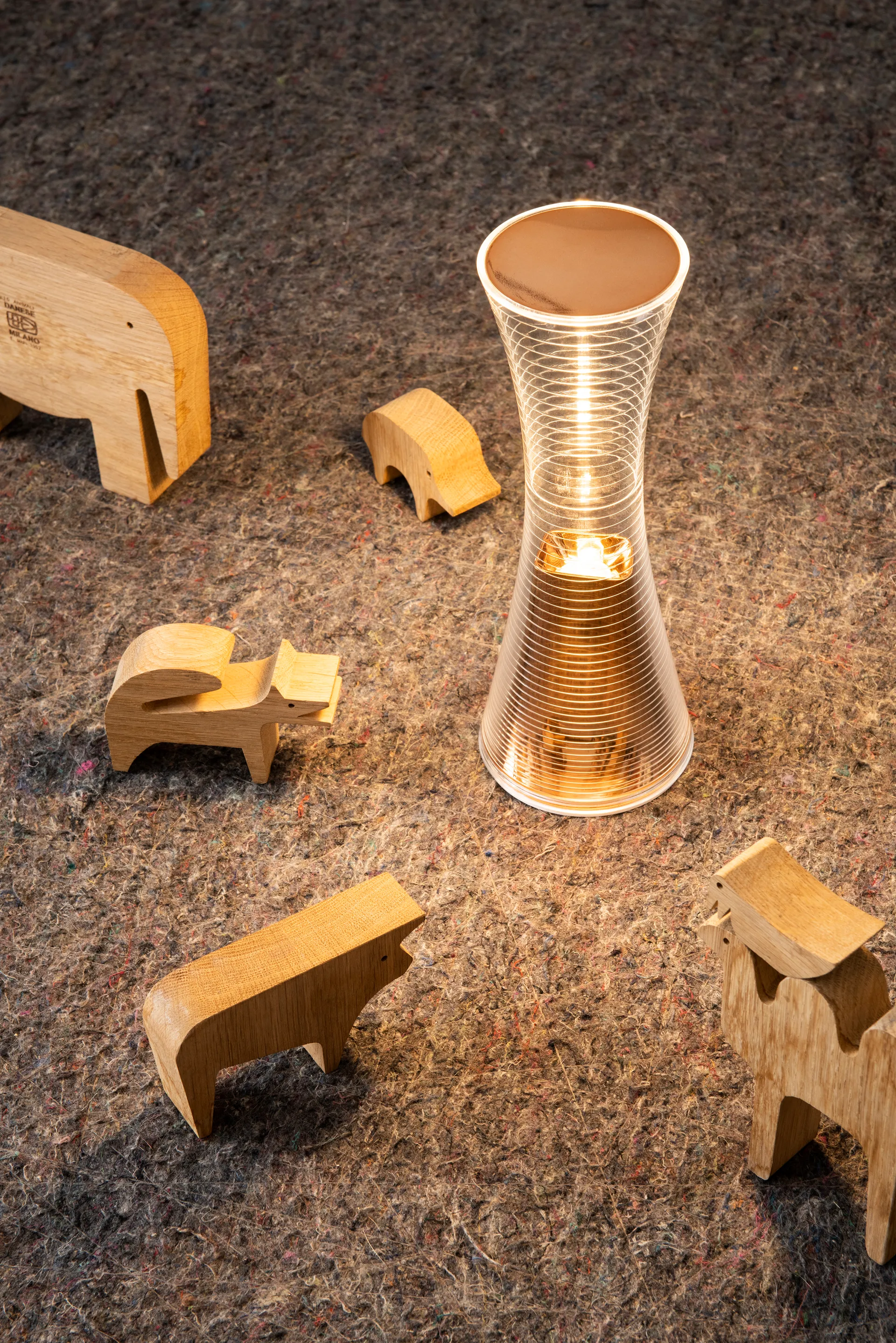 Candeeiro de mesa portátil ome Together 26,5 cm, Copper Artemide