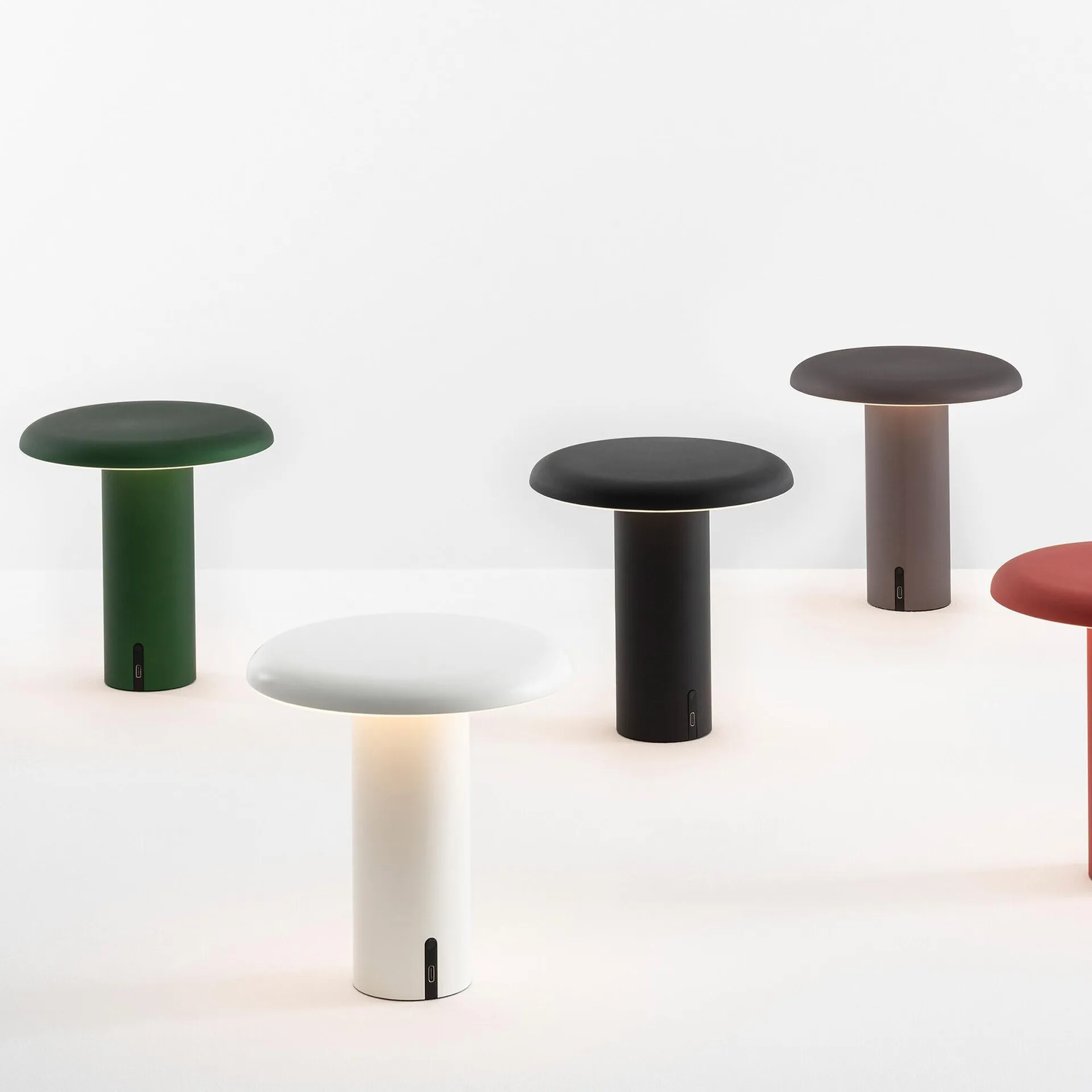 Candeeiro de mesa portátil Takku 19 cm, azul anodizado Artemide