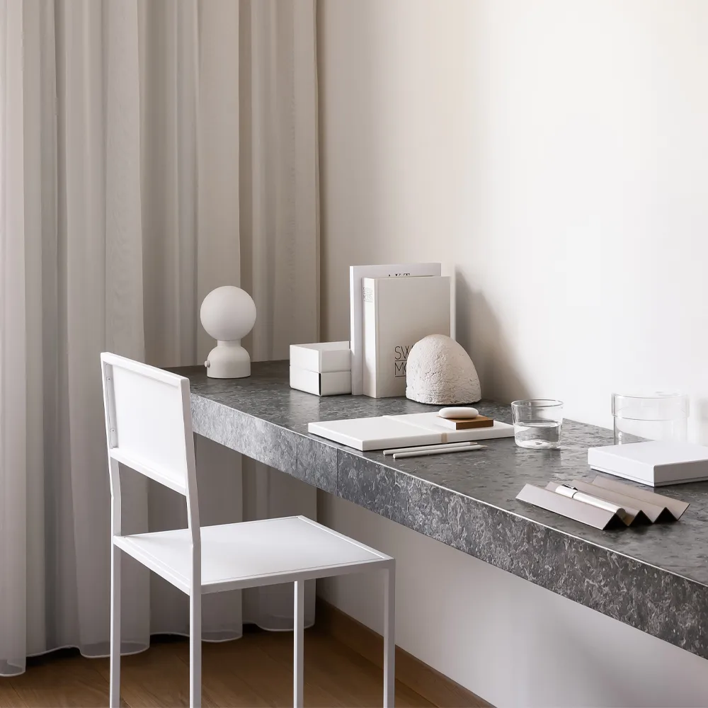 Candeeiro de mesa Pluggie, Vidro branco leite  Ateljé Lyktan