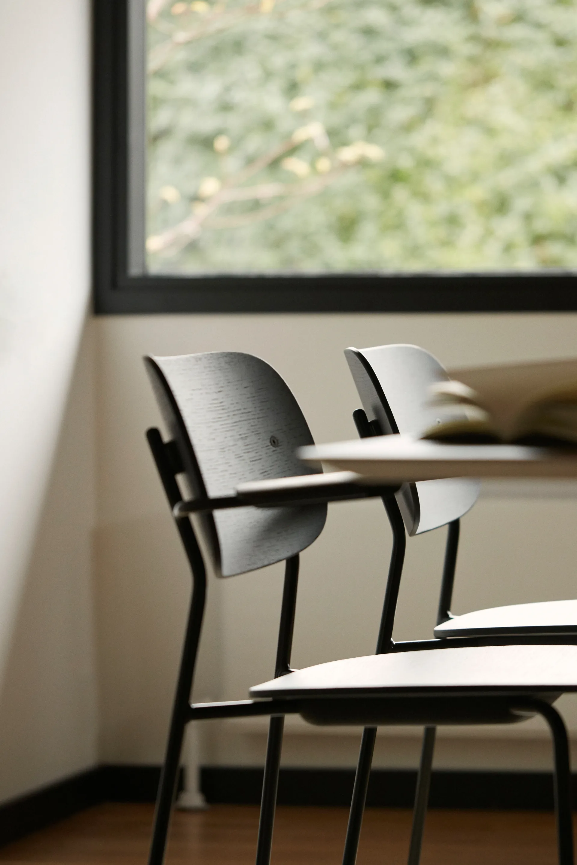 Cadeira de refeição com pernas pretas Co, Carvalho preto Audo Copenhagen