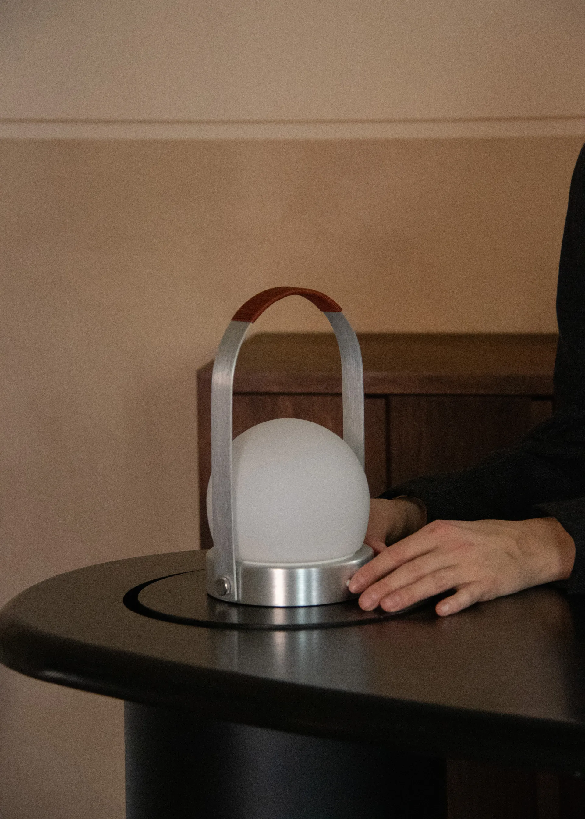 Candeeiro de mesa portátil Carrie, Alumínio escovado Audo Copenhagen