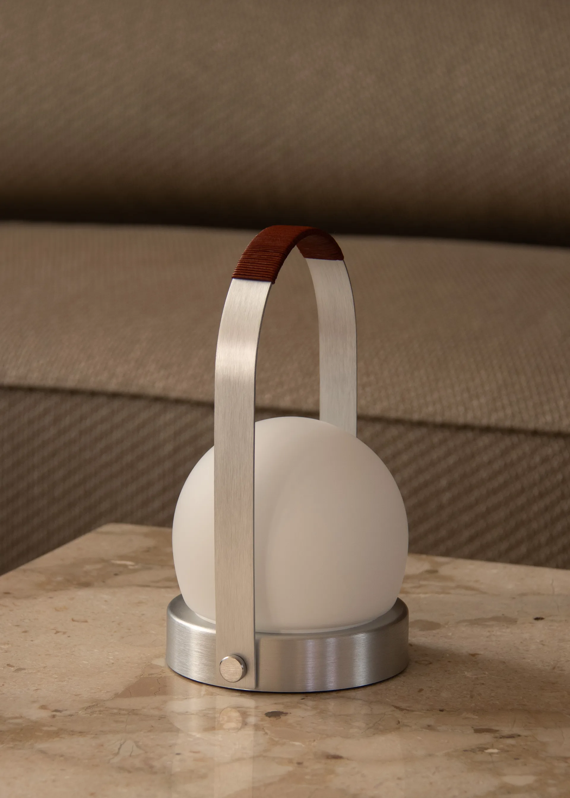 Candeeiro de mesa portátil Carrie, Alumínio escovado Audo Copenhagen