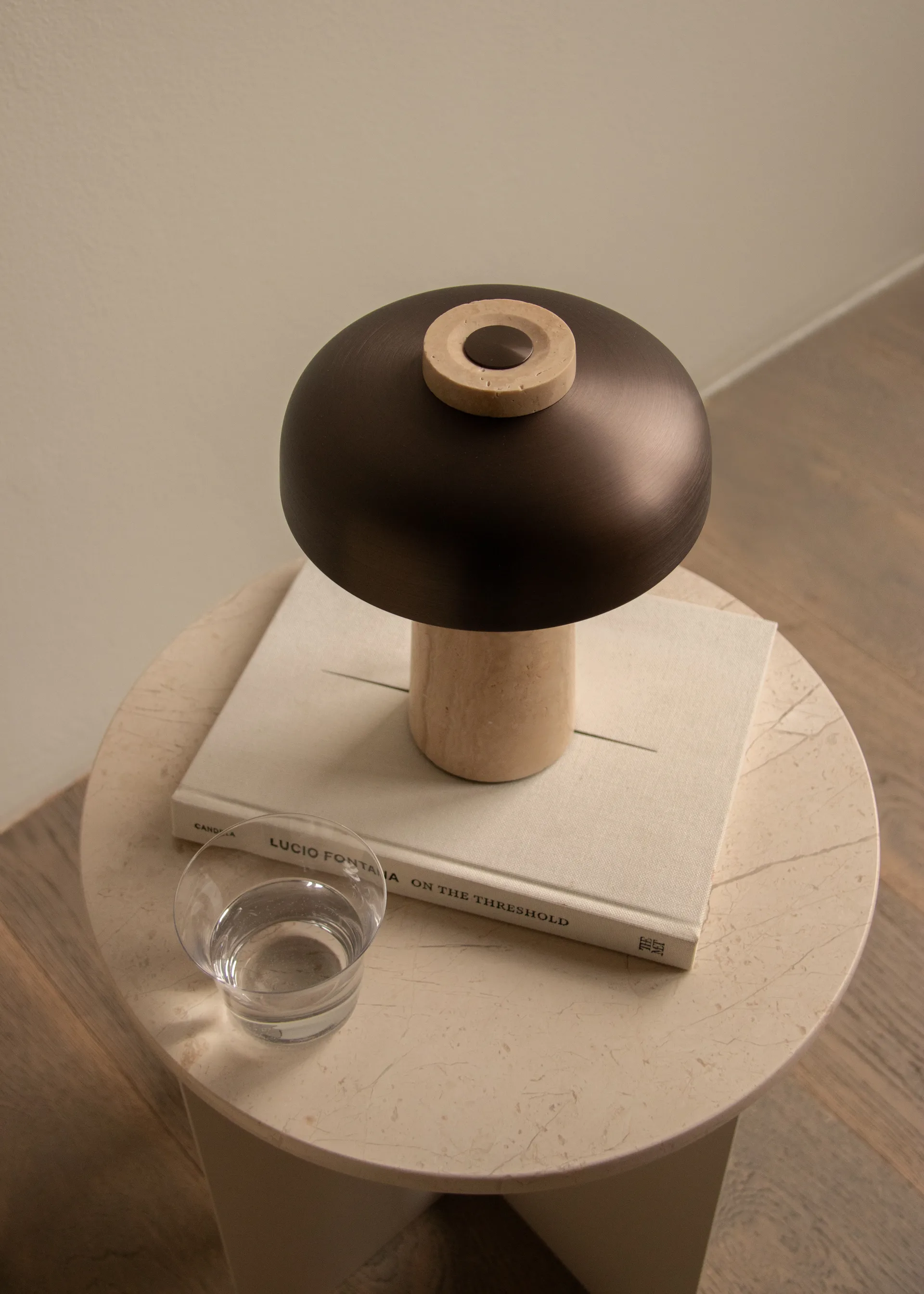 Candeeiro de mesa portátil Reverse 24,5 cm, Travertine-bronzed aluminium Audo Copenhagen