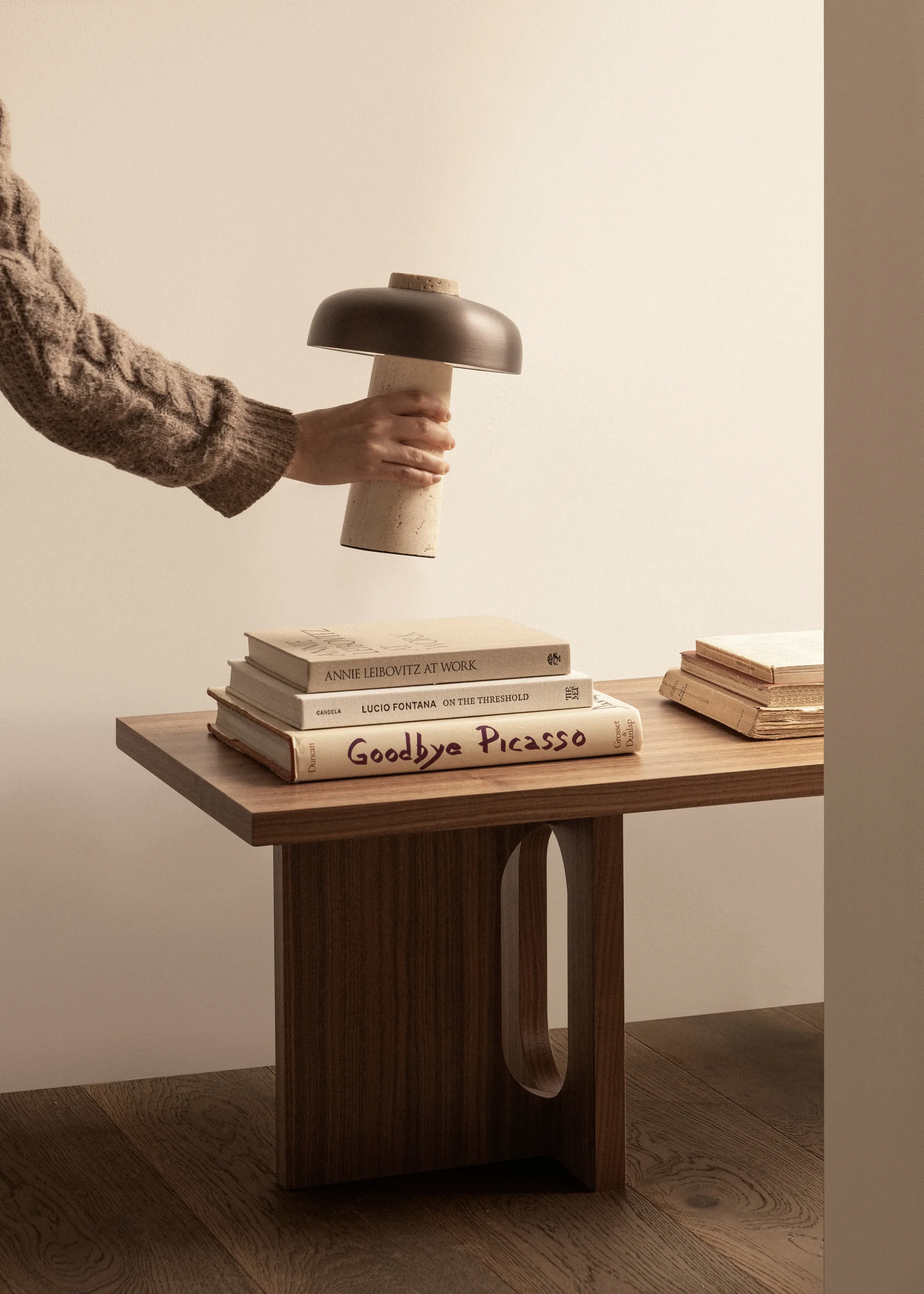 Candeeiro de mesa portátil Reverse 24,5 cm, Travertine-bronzed aluminium Audo Copenhagen