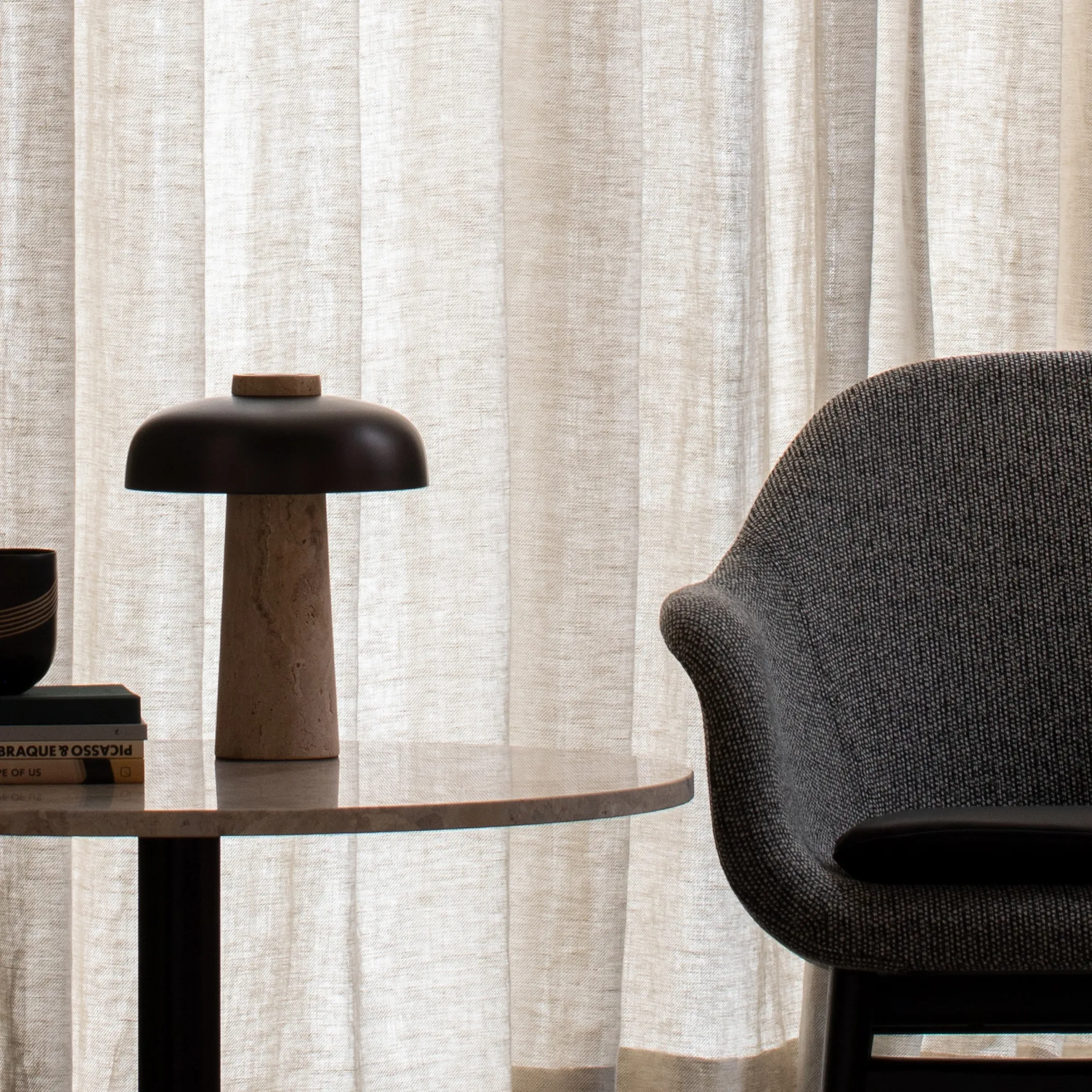 Candeeiro de mesa Reverse 30 cm, travertino-latão bronze Audo Copenhagen