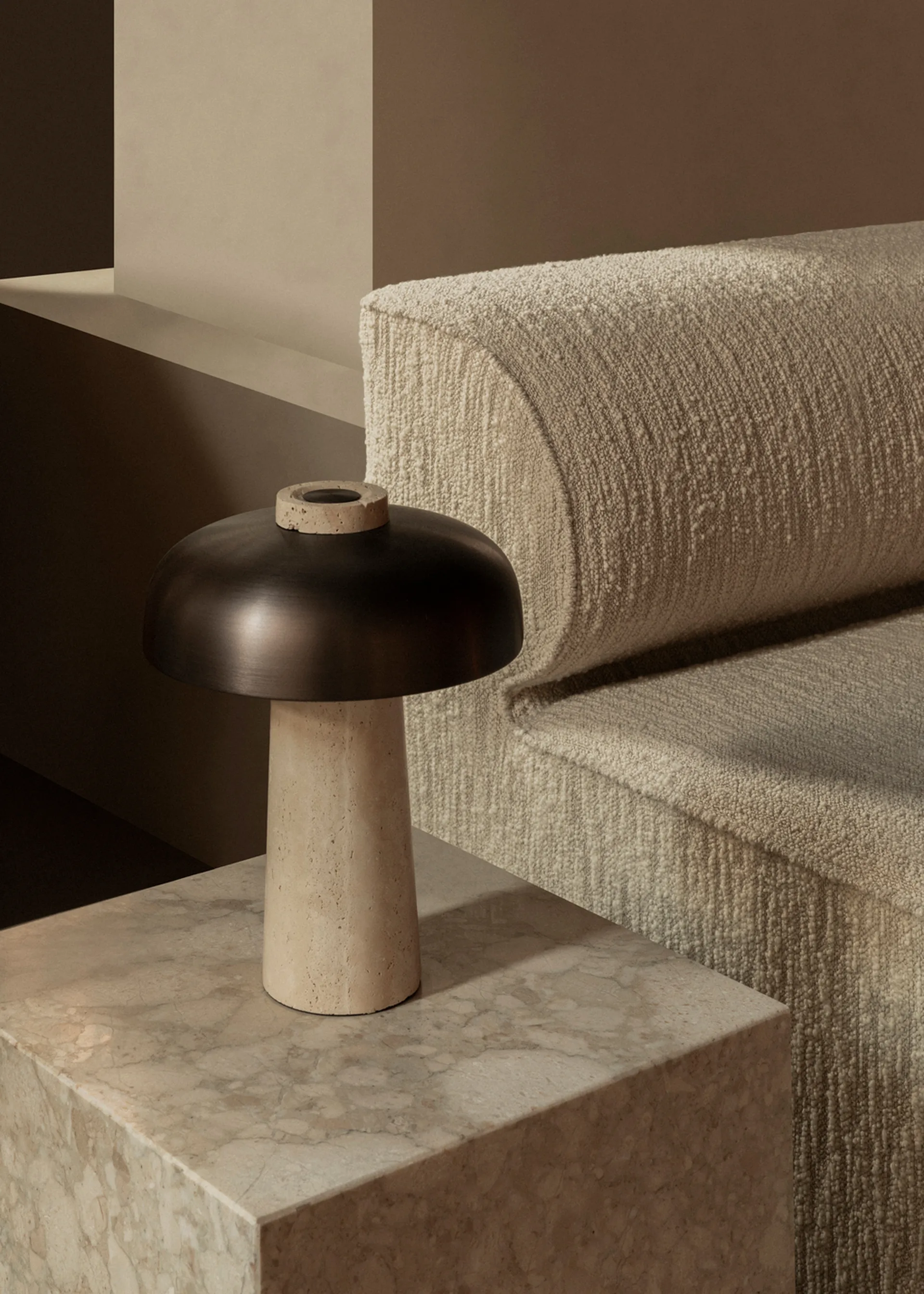 Candeeiro de mesa Reverse 30 cm, travertino-latão bronze Audo Copenhagen