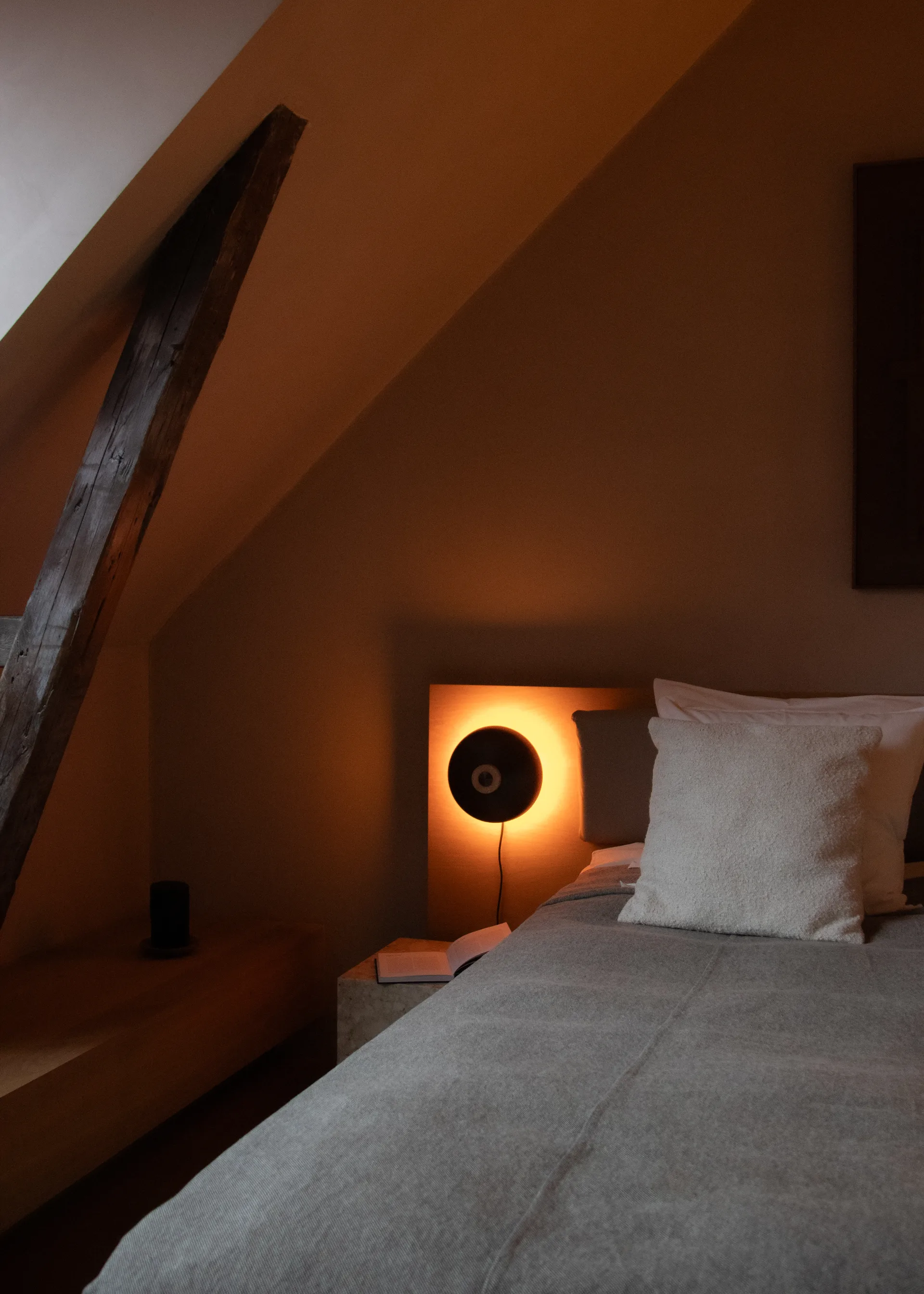 Candeeiro de parede Reverse, Bronzed aluminium Audo Copenhagen