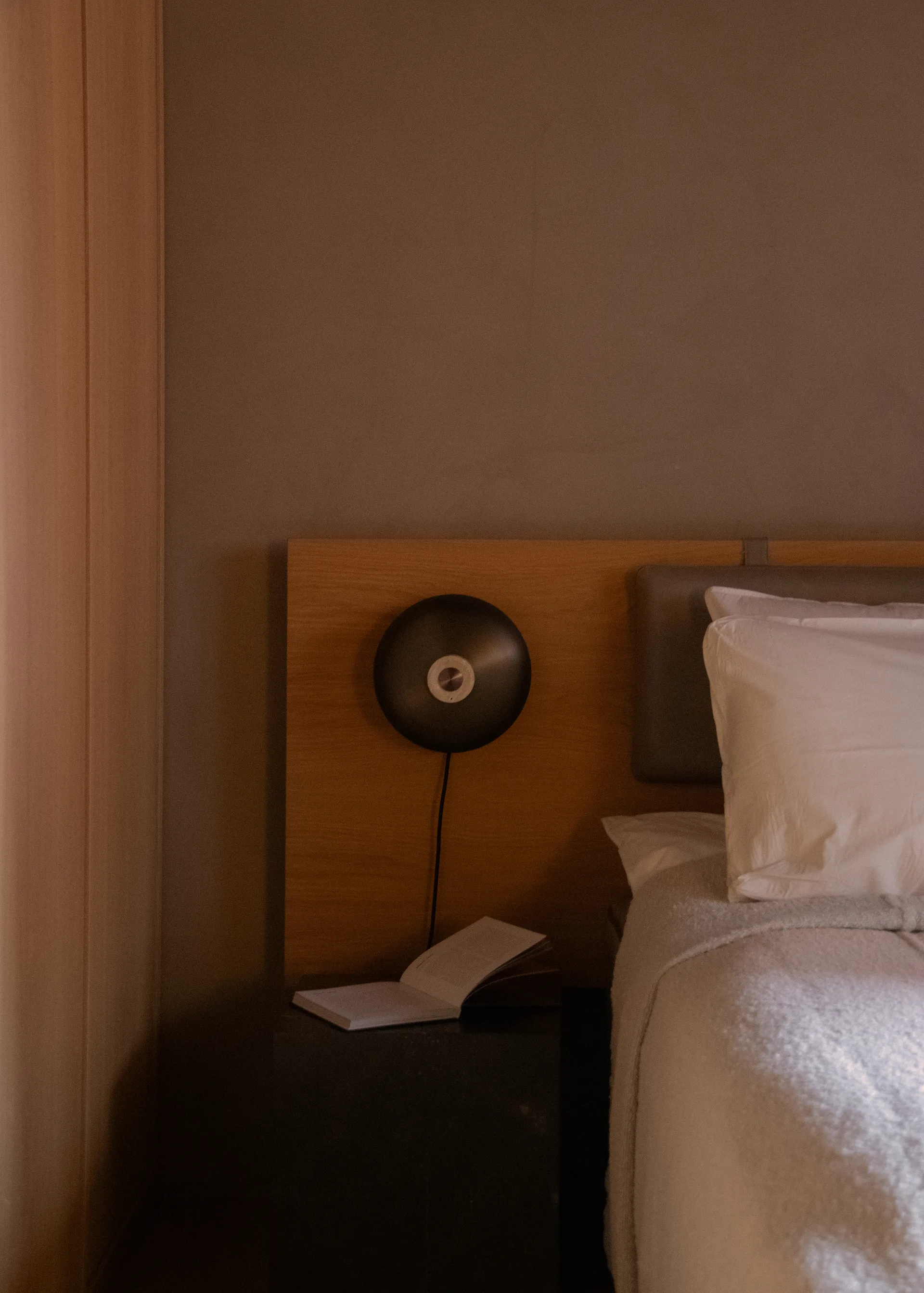 Candeeiro de parede Reverse, Bronzed aluminium Audo Copenhagen