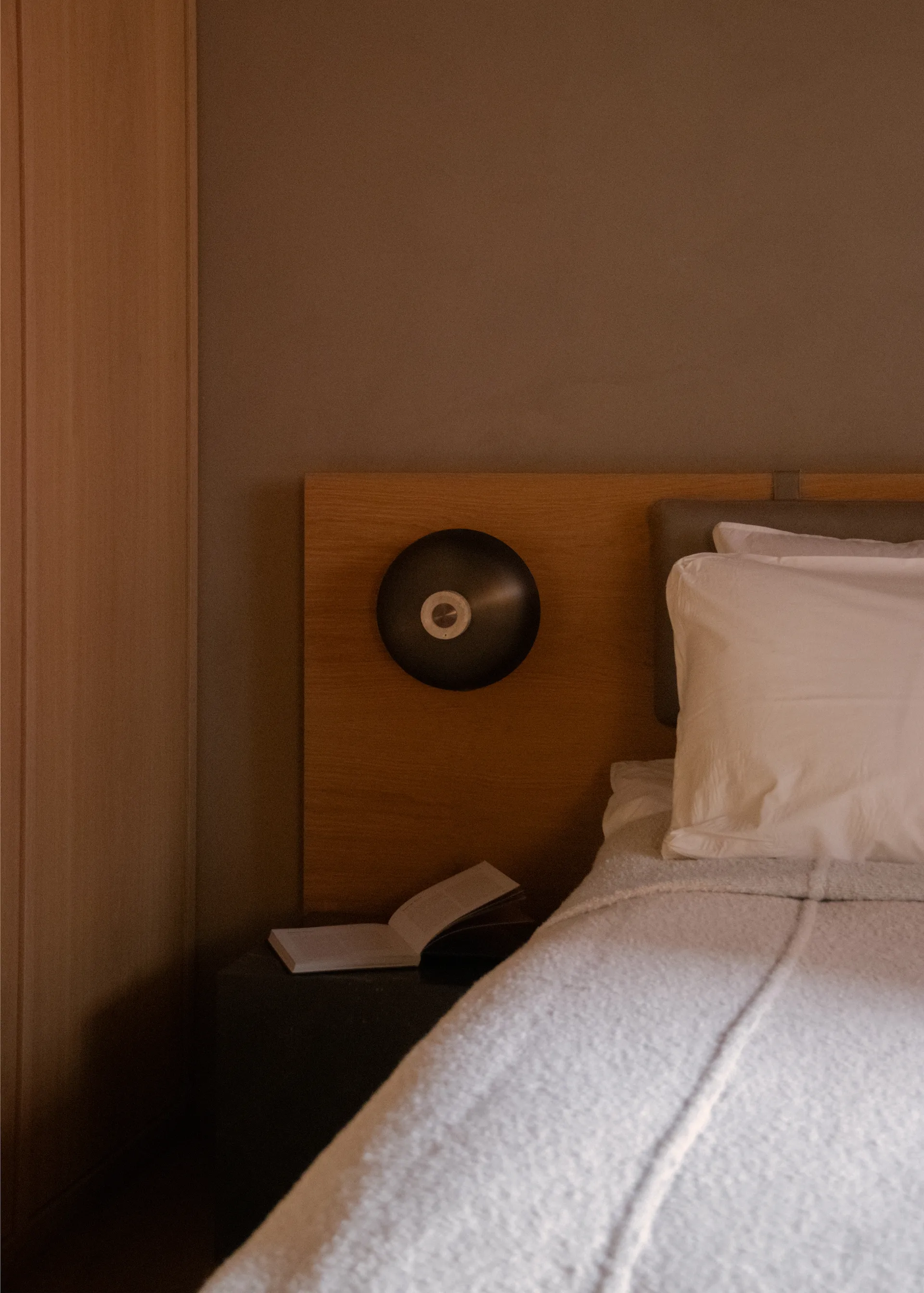 Candeeiro de parede Reverse instalação fixa, Bronzed aluminium Audo Copenhagen