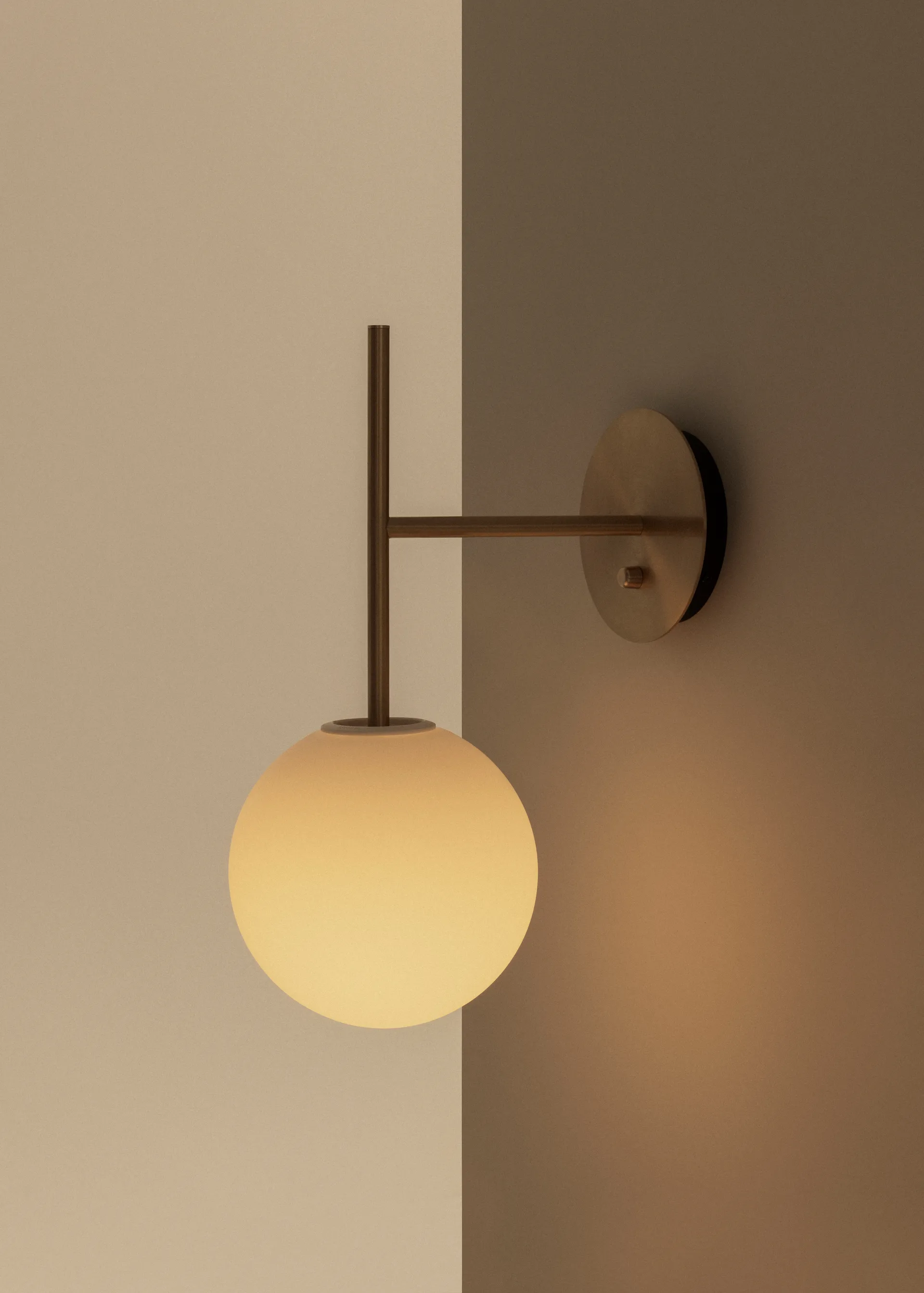 Candeeiro de parede TR Bulb Suspended, Brushed brass Audo Copenhagen
