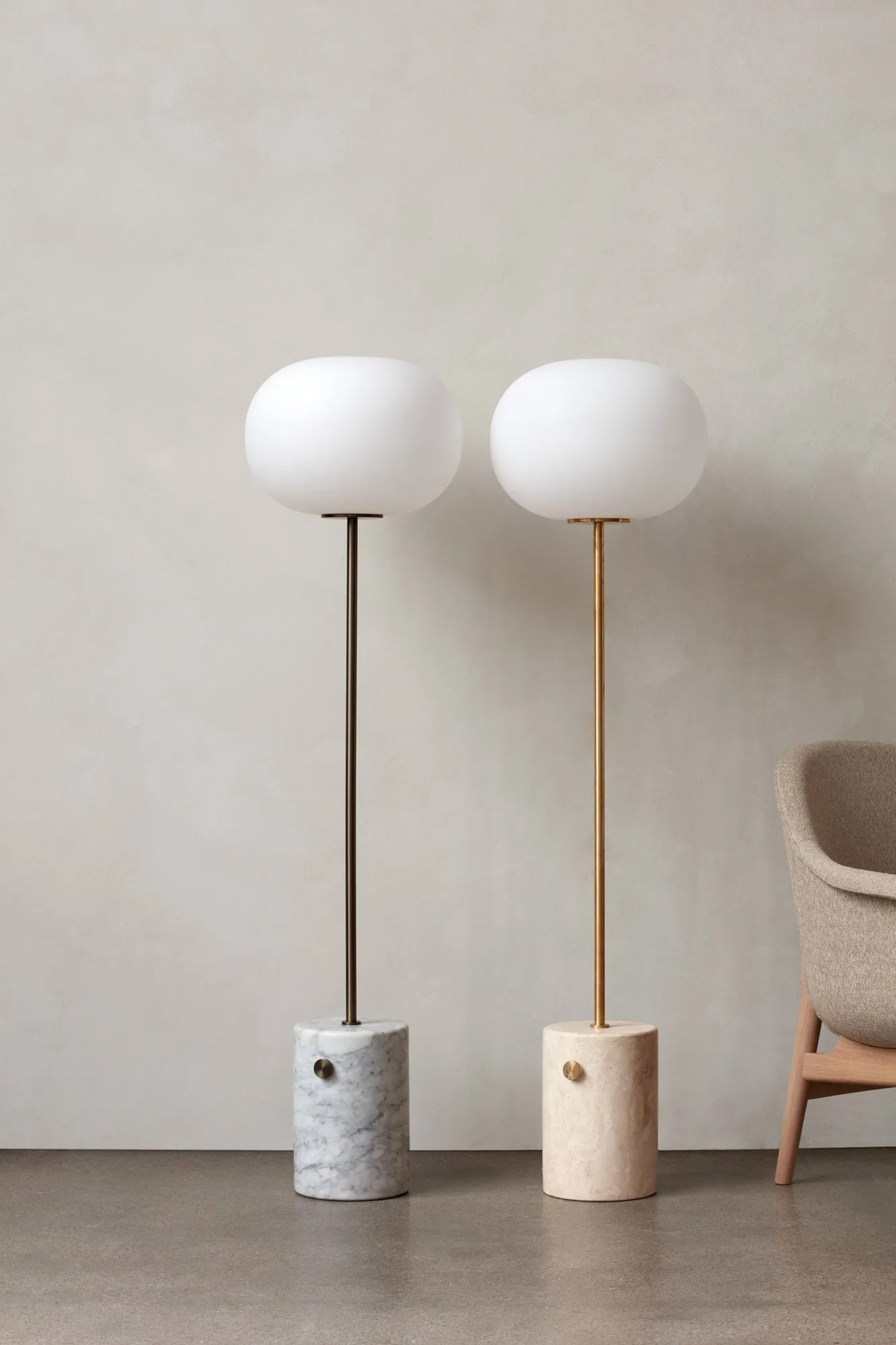 Candeeiro de pé JWDA, Carrara mármore-latão bronzeado, 130 cm Audo Copenhagen