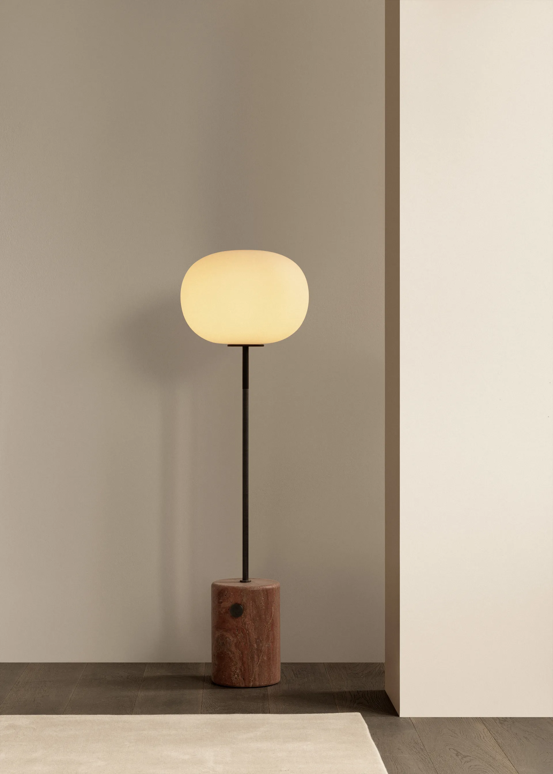 Candeeiro de pé JWDA, Red travertine, 130 cm Audo Copenhagen