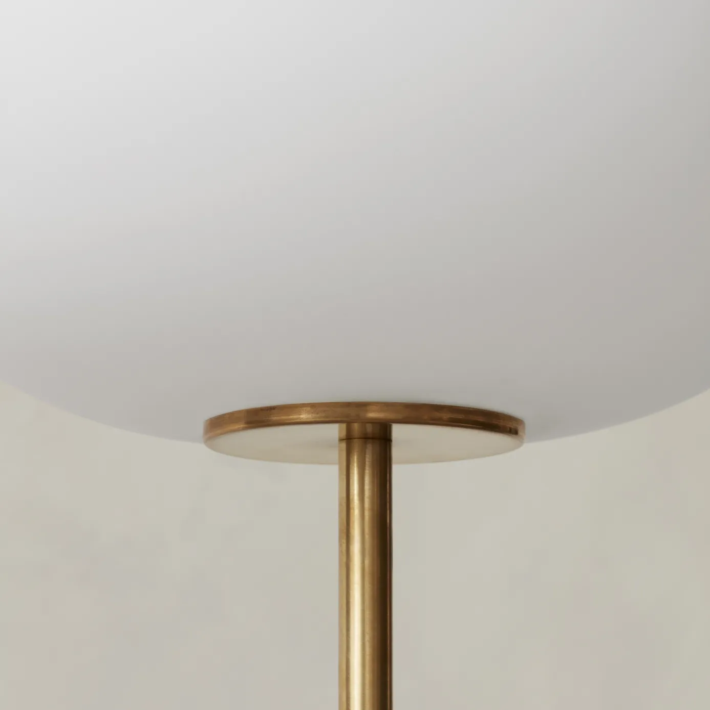 Candeeiro de pé JWDA, Travertino-latão, 150 cm Audo Copenhagen
