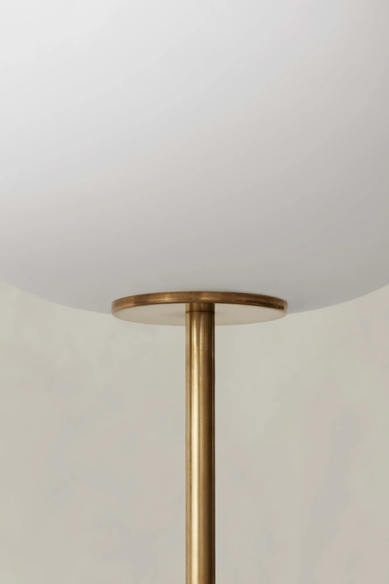 Candeeiro de pé JWDA, Travertino-latim de latão, 130 cm Audo Copenhagen