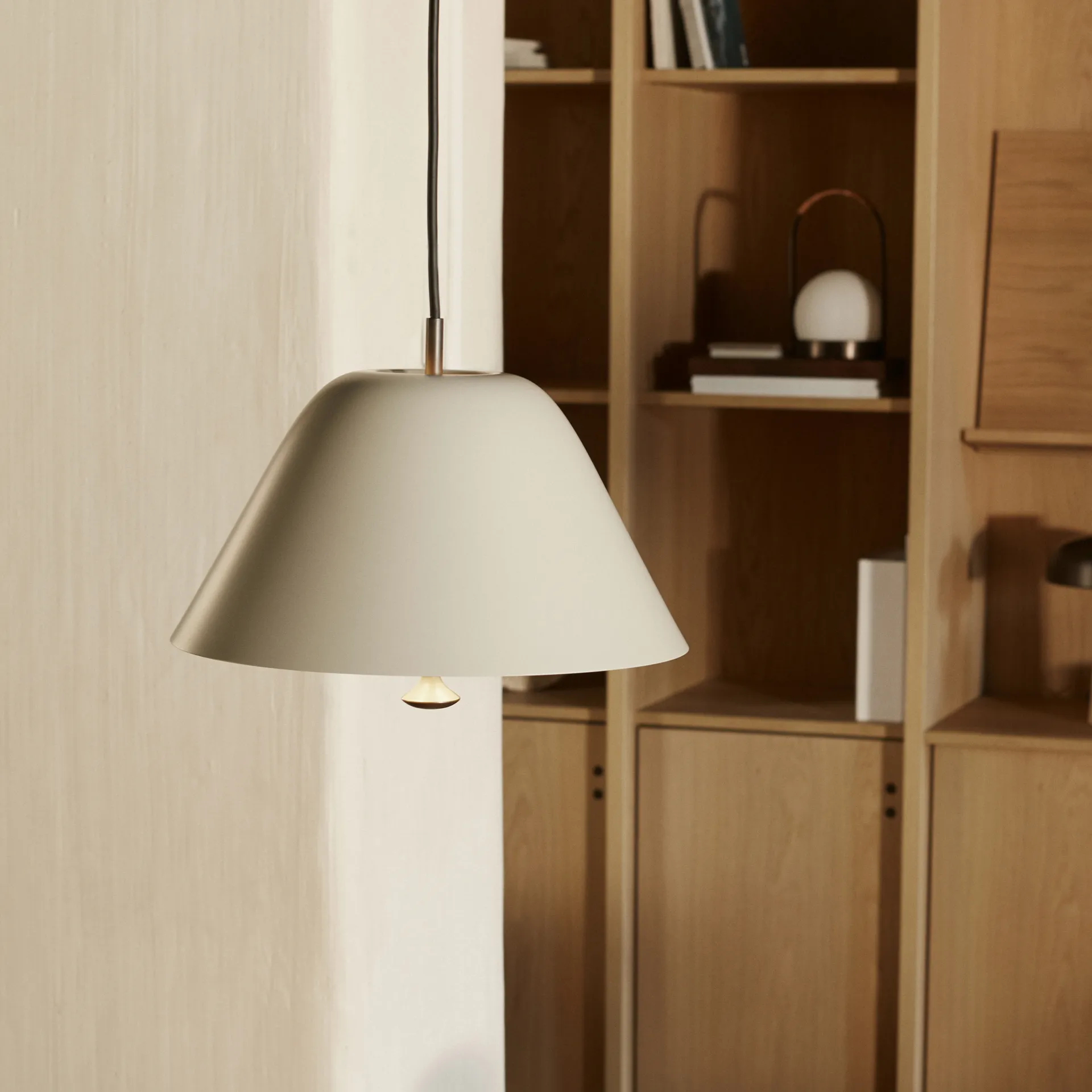 Candeeiro suspenso Levitate Ø28 cm, Cinza-latão bronze Audo Copenhagen