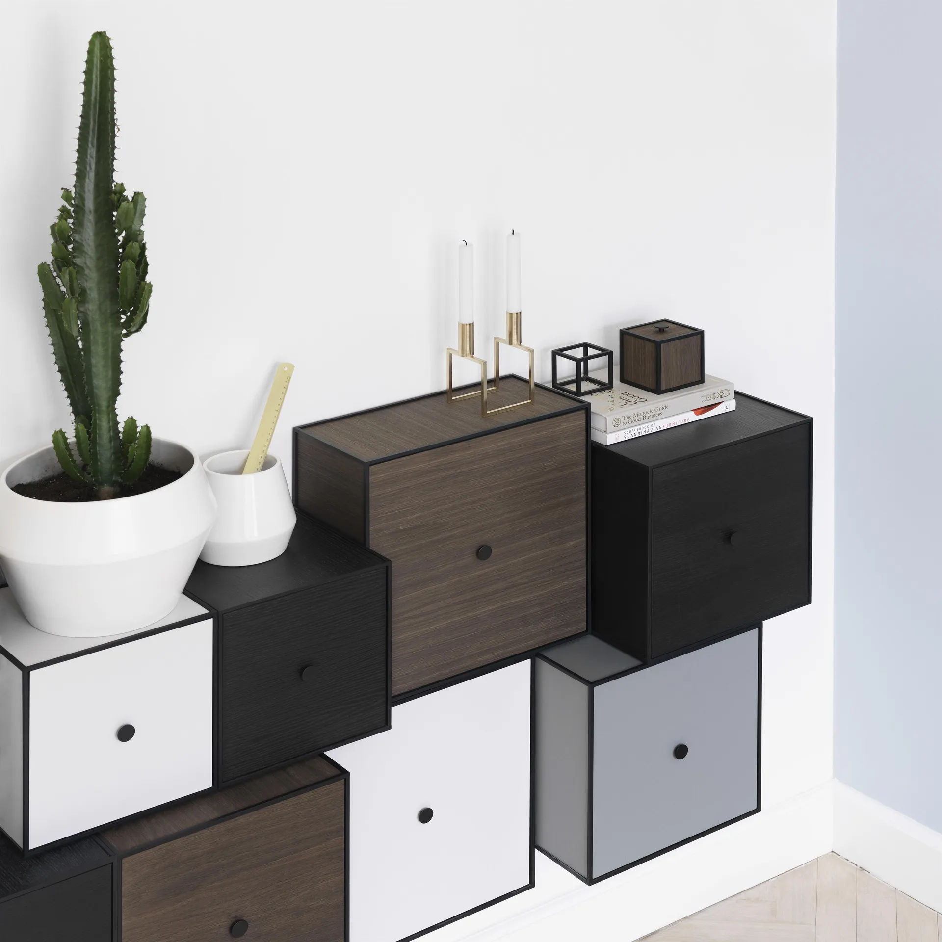 Cubo com porta Frame 42 , carvalho fumado Audo Copenhagen