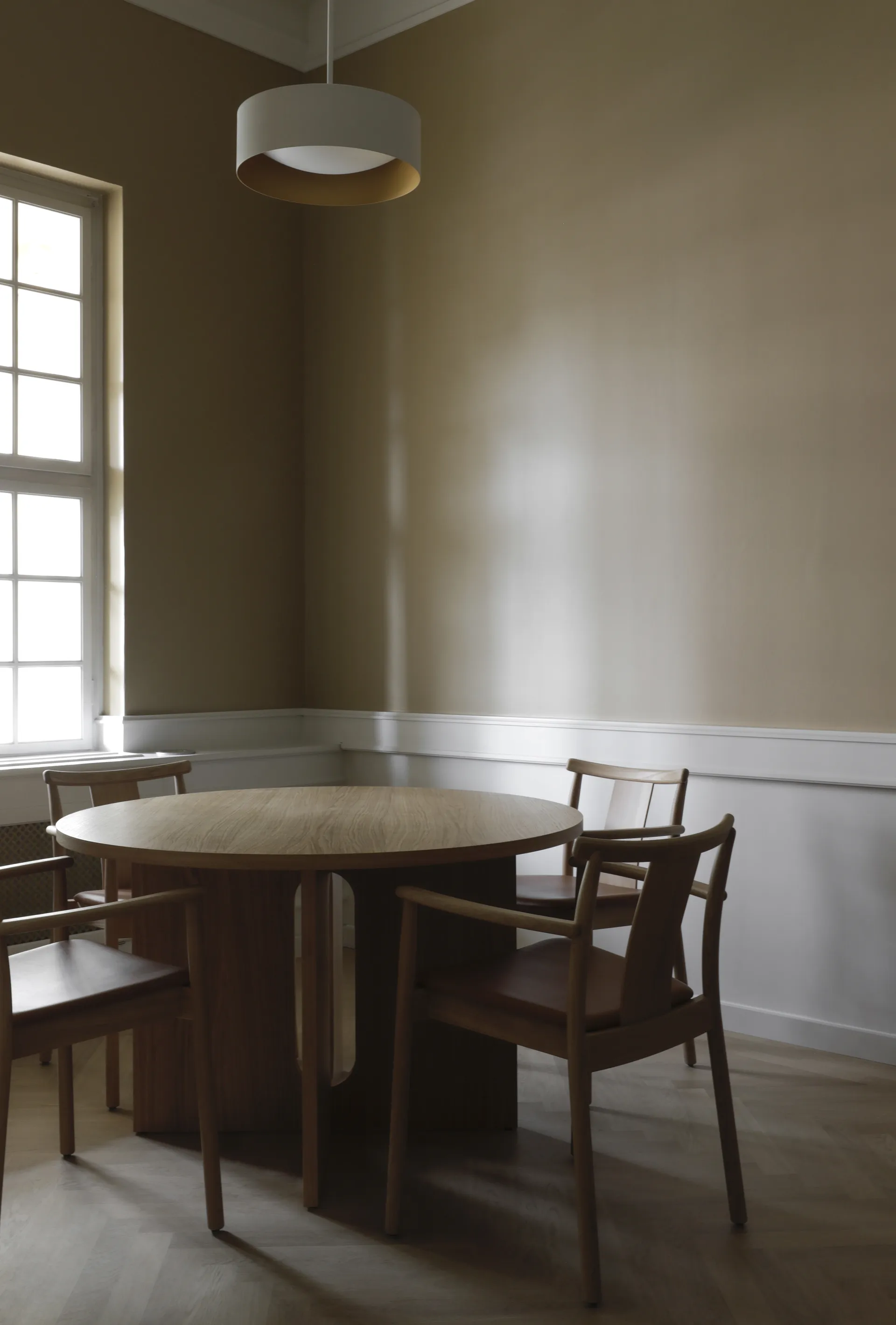 Merkur poltrona com almofada, Carvalho- Dakar 0250 cognac Audo Copenhagen