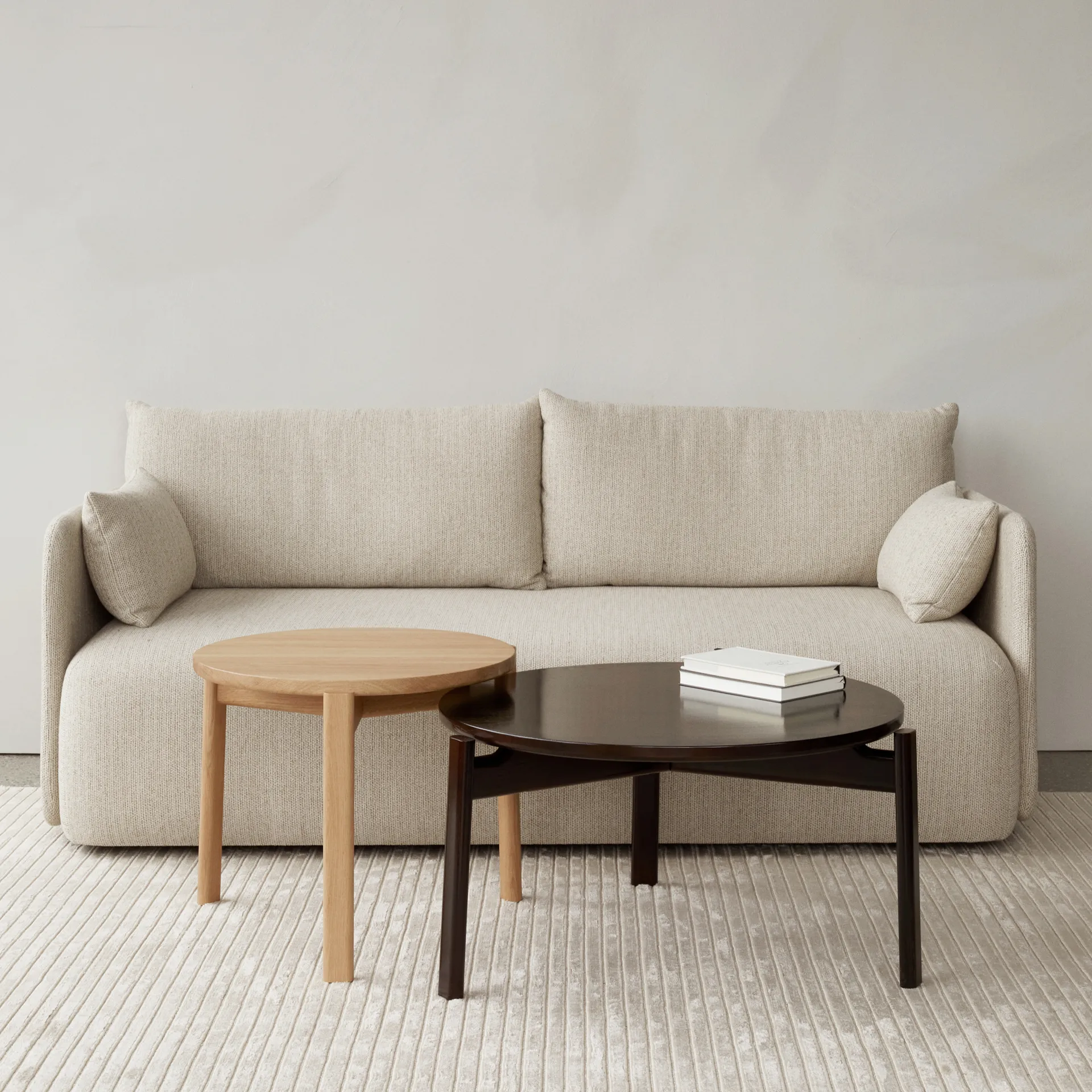 Mesa de centro Passage Ø70 cm, Carvalho com acabamento em verniz escuro Audo Copenhagen