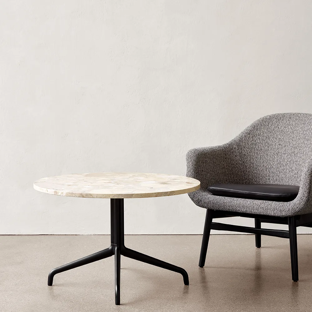 Mesa lounge Harbour Column, oak black, estrutura preta de aço Audo Copenhagen